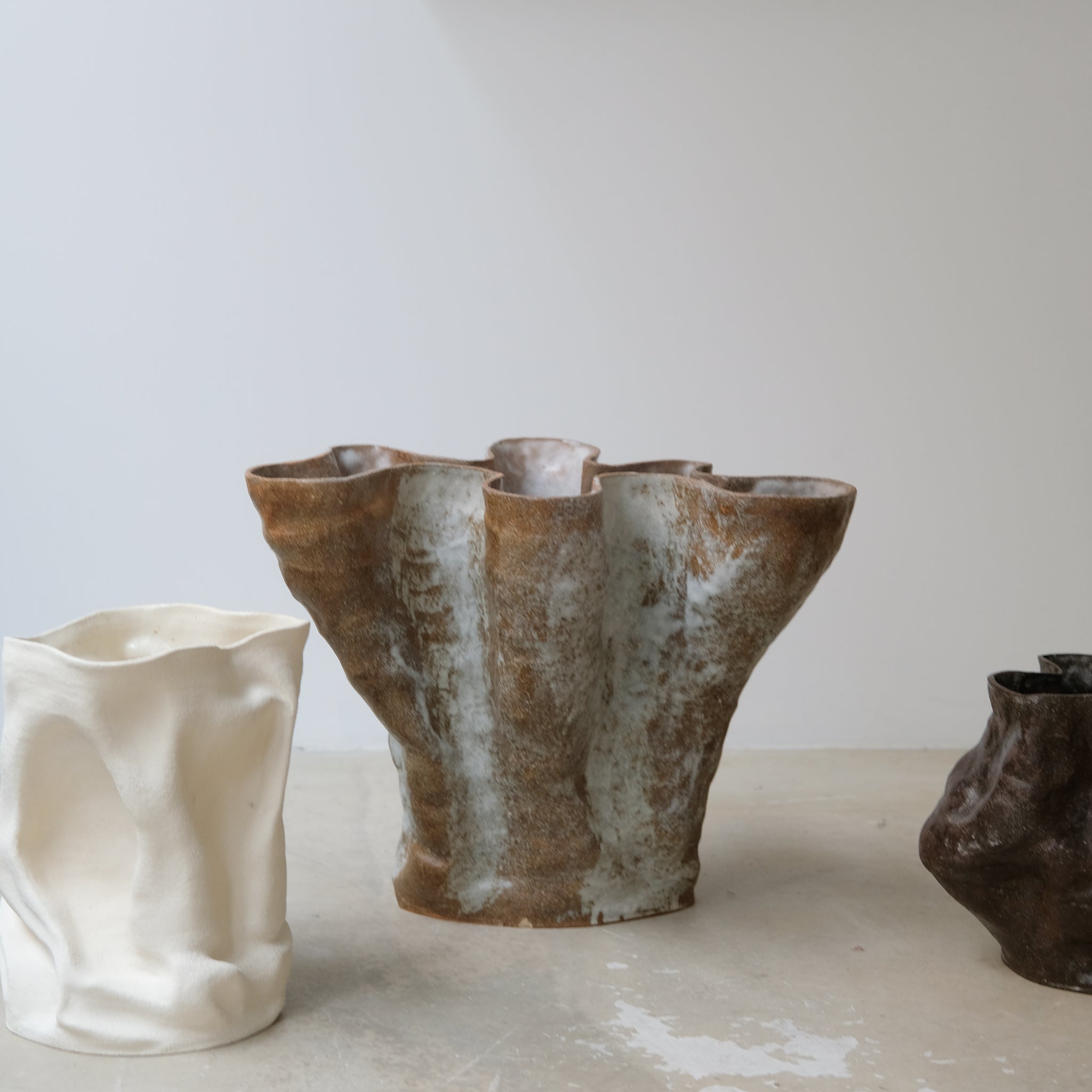 Vase "Remèdio" en grès roux H31cm - brun et blanc d'Ophélie Talhas chez Brutal Ceramics