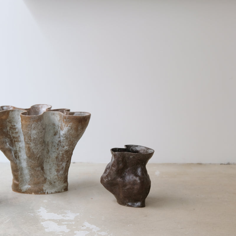 Vase en grès noir H19cm - marron d'Ophélie Talhas chez Brutal Ceramics