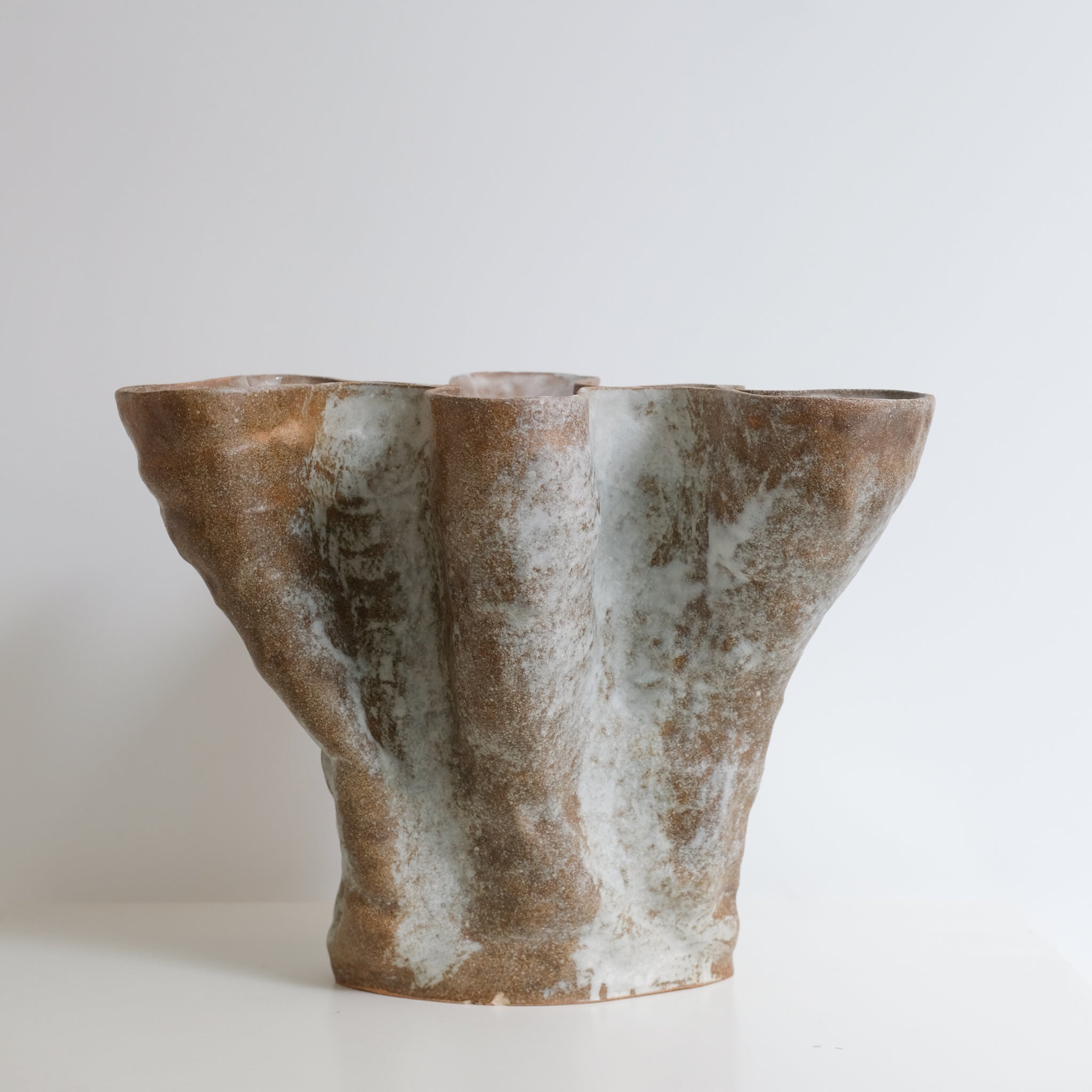Vase "Remèdio" en grès roux H31cm - brun et blanc d'Ophélie Talhas chez Brutal Ceramics
