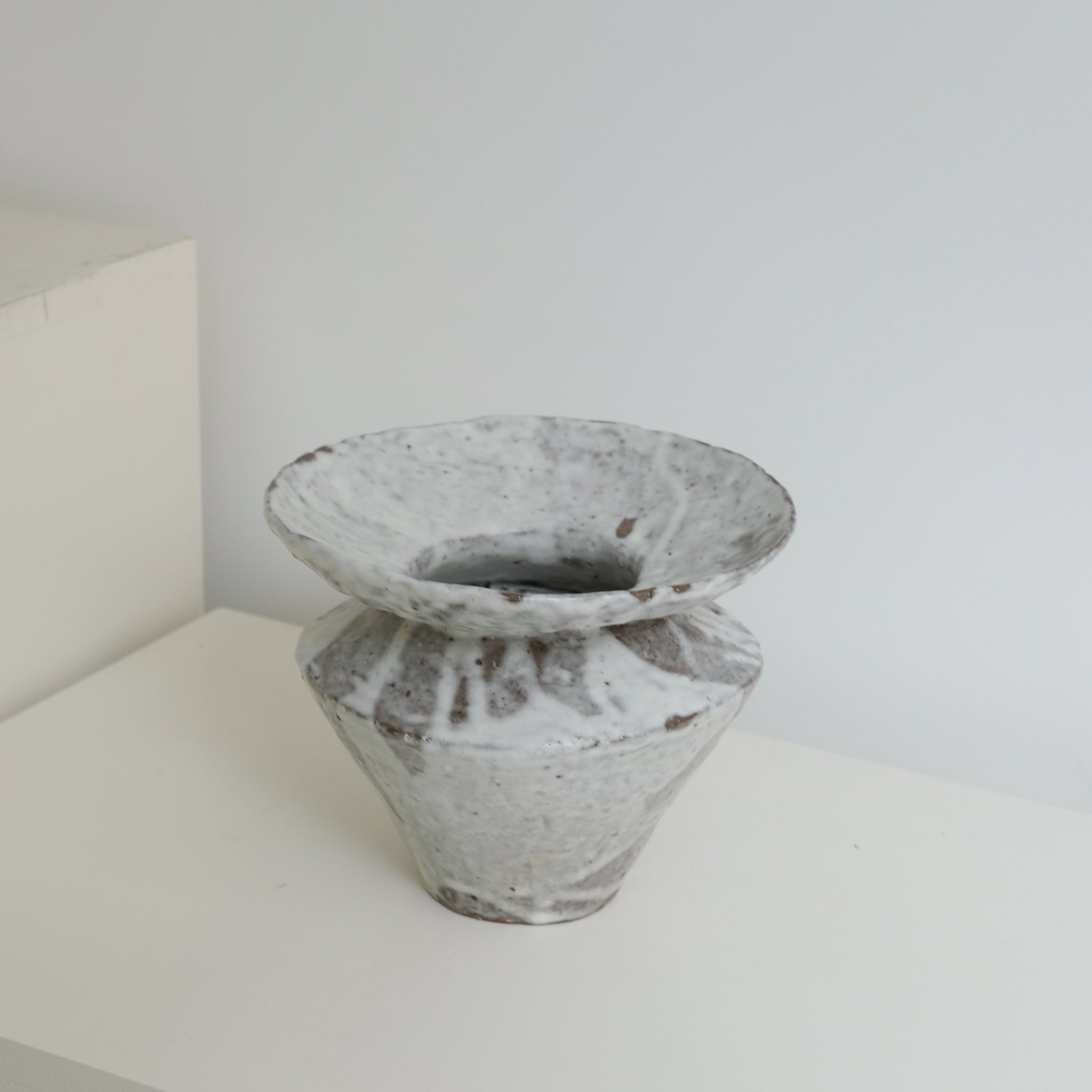 Vase en terre glanée H 17cm - Blanc mat de Potry chez Brutal Ceramics