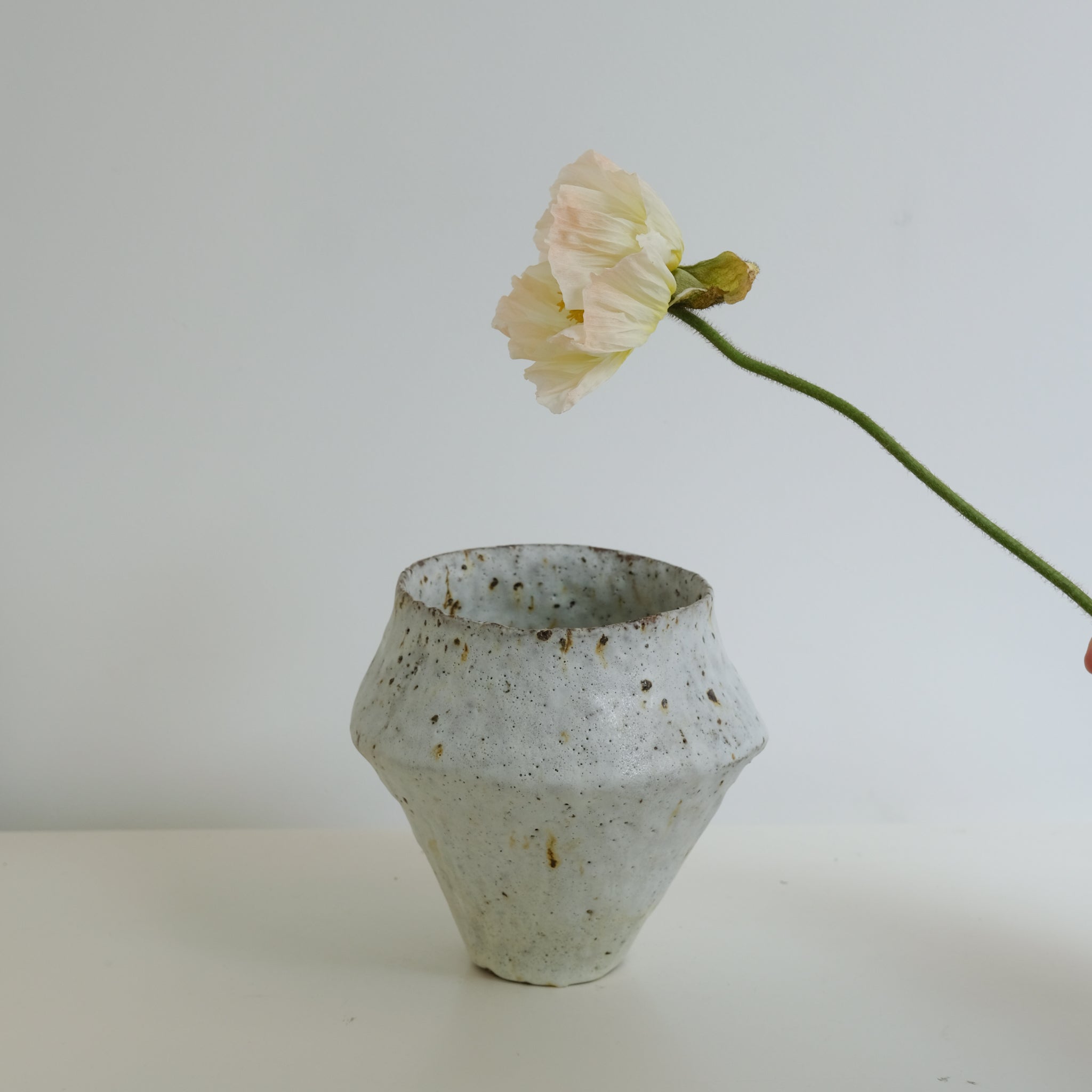 Vase en terre glanée H 18cm - Blanc mat de Potry chez Brutal Ceramics