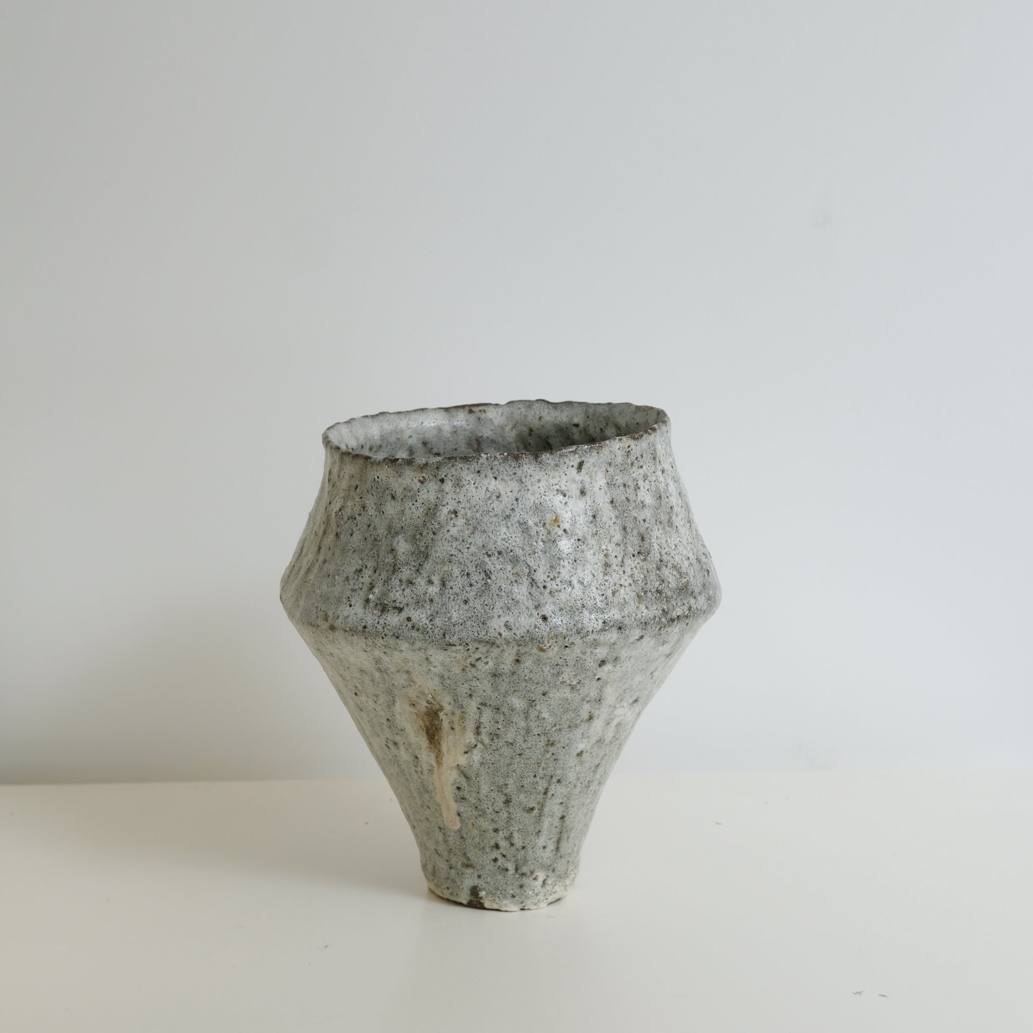 Vase en terre glanée H 23cm - Blanc satiné de Potry chez Brutal Ceramics