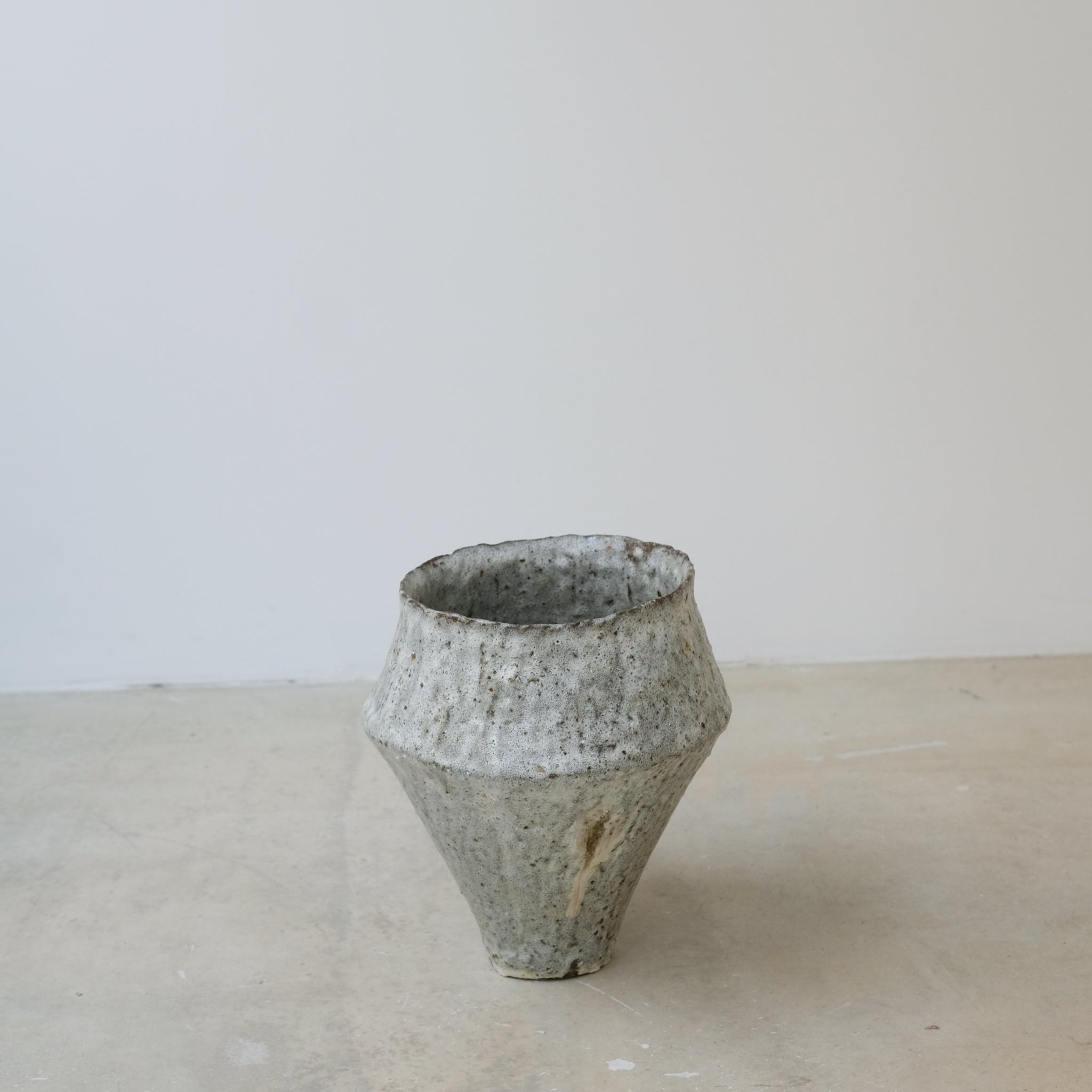Vase en terre glanée H 23cm - Blanc satiné de Potry chez Brutal Ceramics