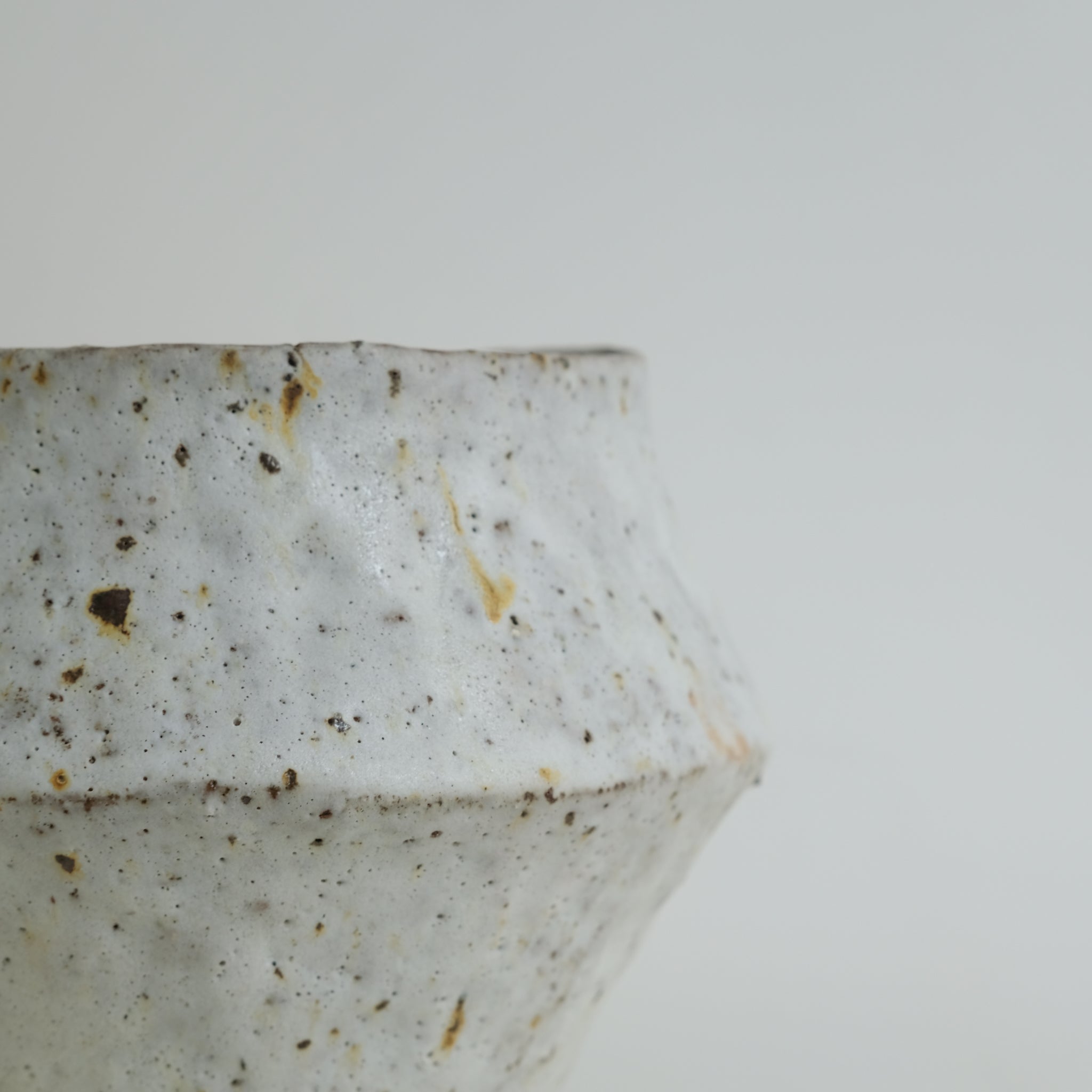 Vase en terre glanée H 18cm - Blanc mat de Potry chez Brutal Ceramics