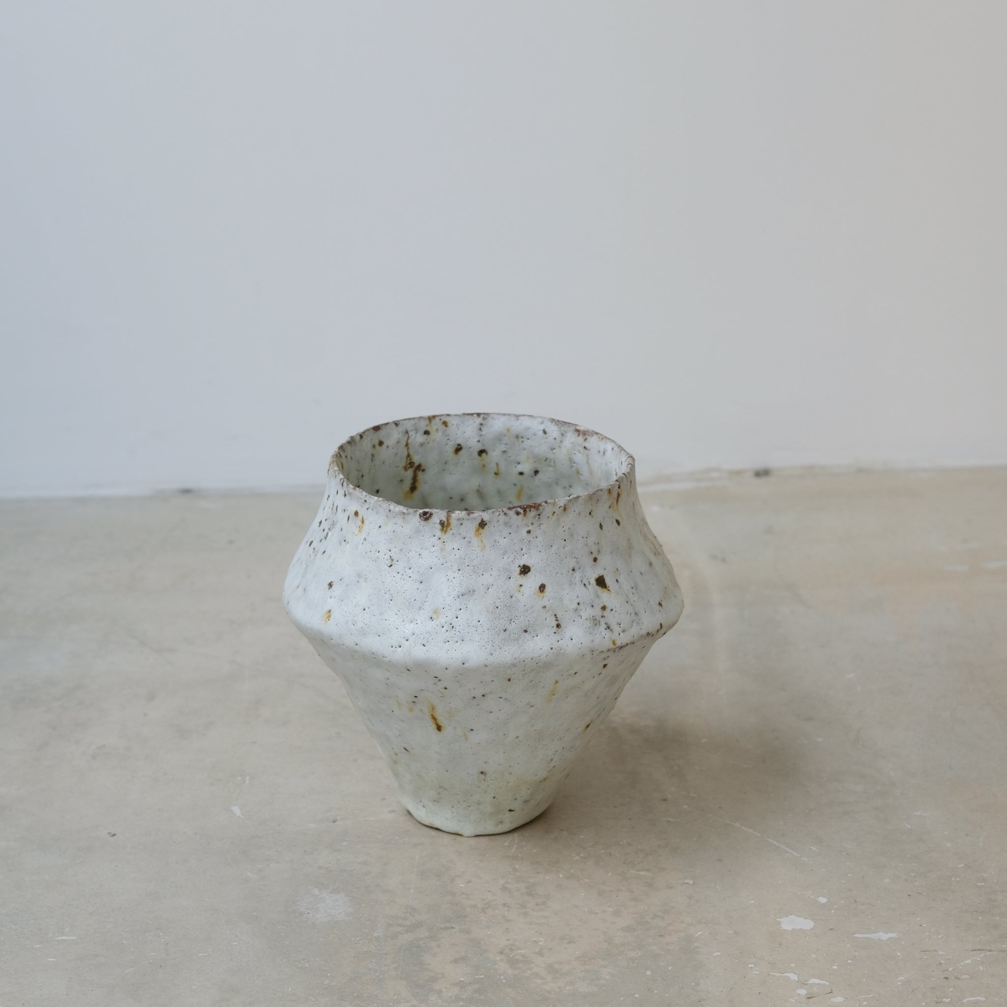 Vase en terre glanée H 18cm - Blanc mat de Potry chez Brutal Ceramics