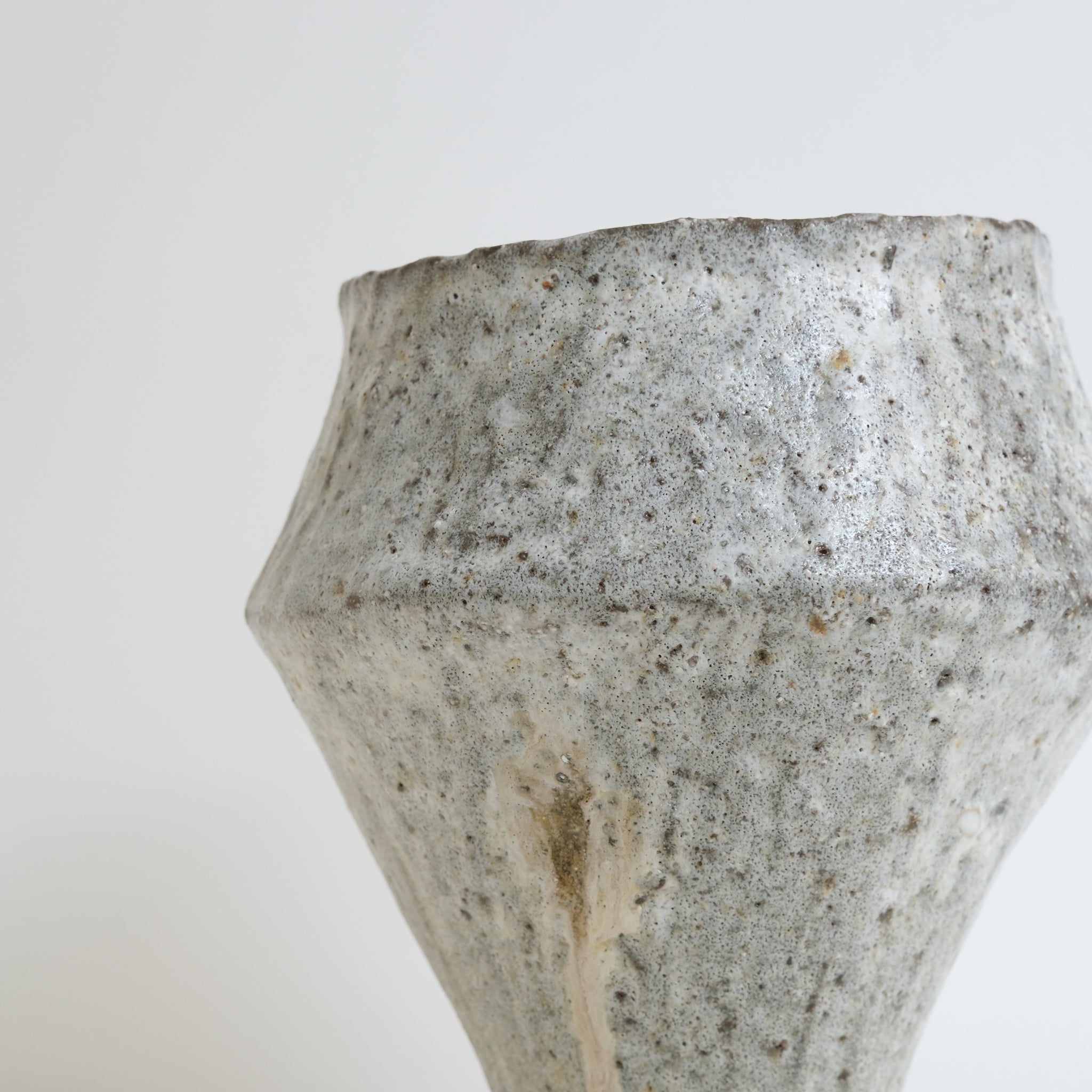 Vase en terre glanée H 23cm - Blanc satiné de Potry chez Brutal Ceramics