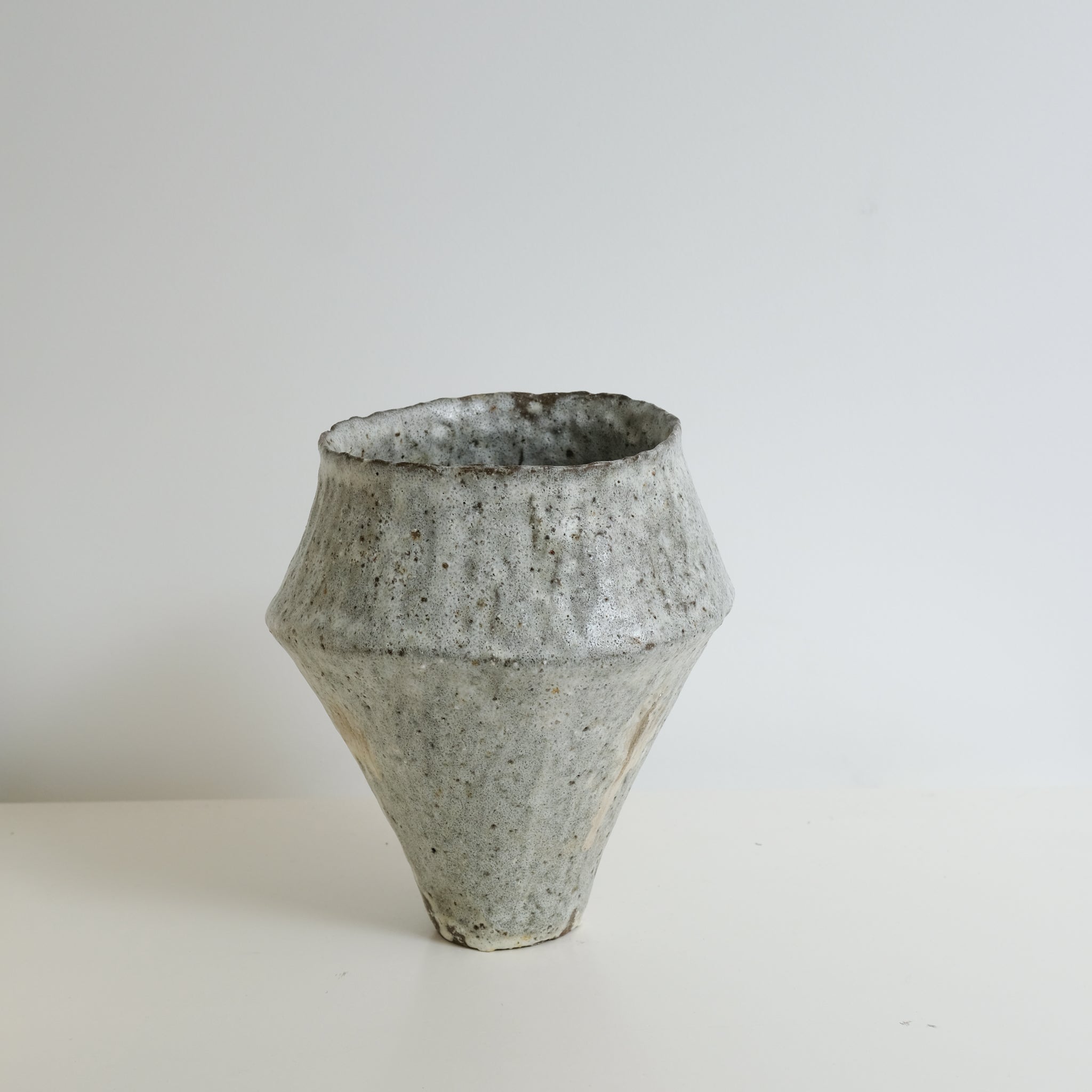 Vase en terre glanée H 23cm - Blanc satiné de Potry chez Brutal Ceramics