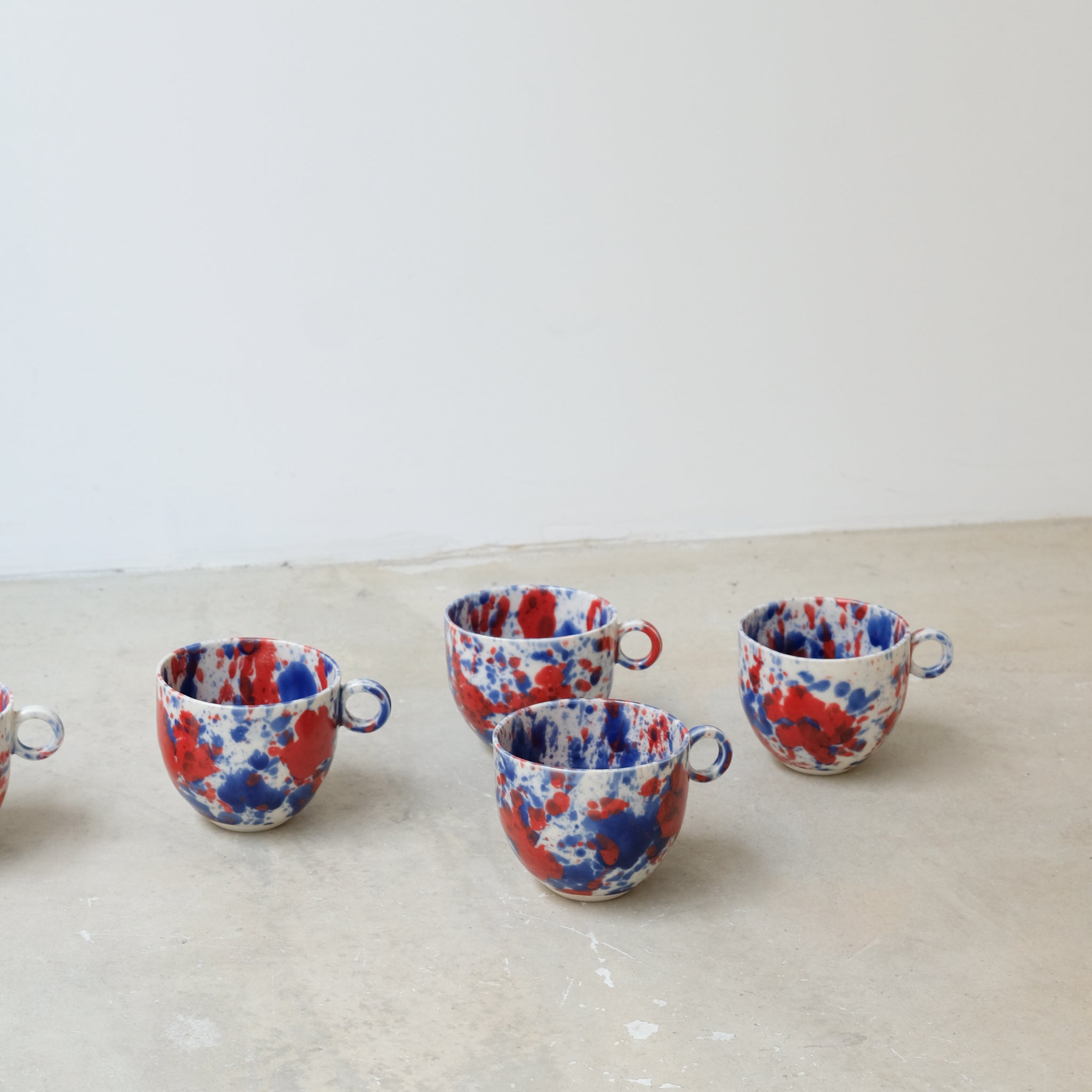 Tasse en porcelaine 350ml- bleu et rouge chez Brutal Ceramics