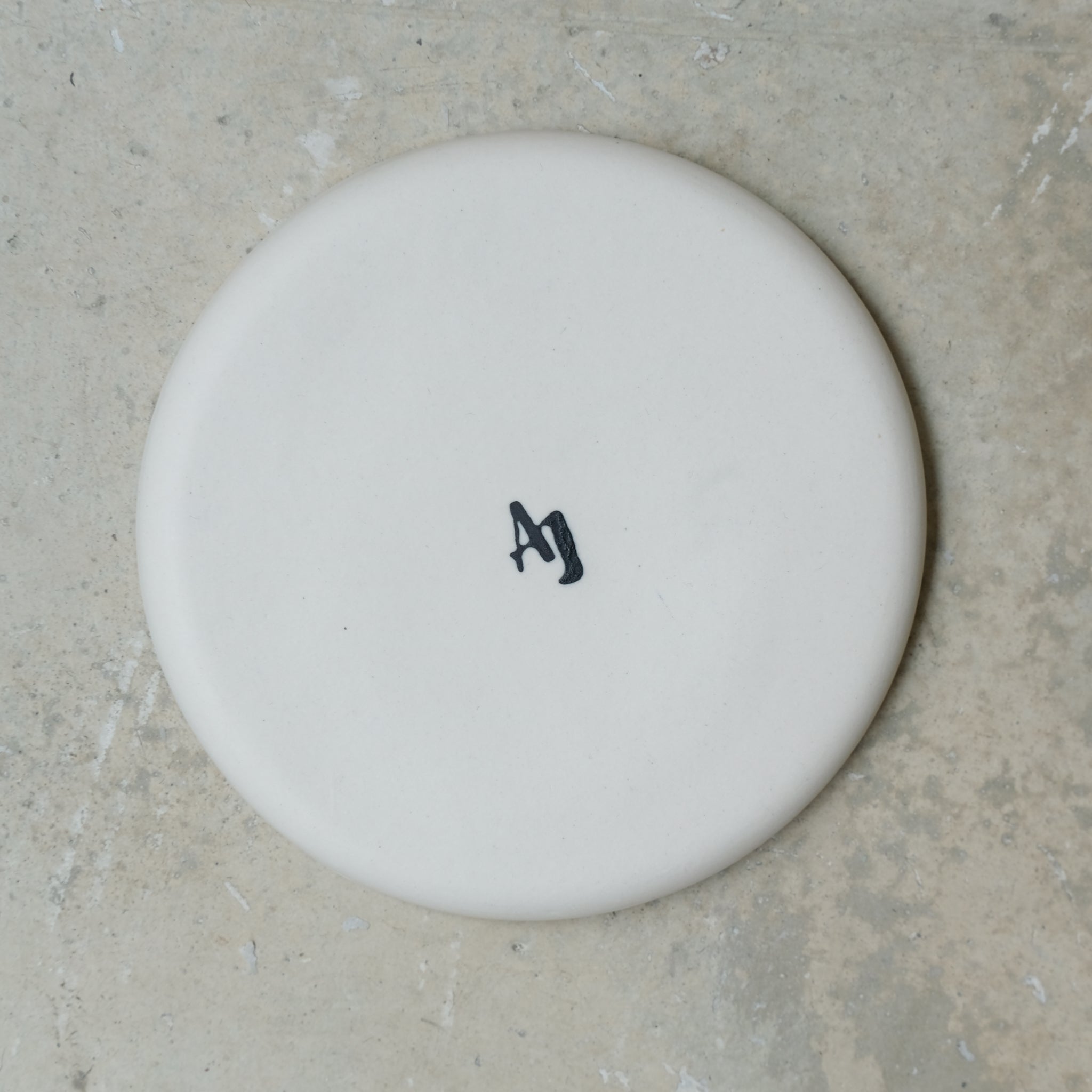 Assiette en porcelaine D11,5cm bleu et rouge d'Anna Jones chez Brutal Ceramics