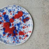 Assiette en porcelaine D11,5cm bleu et rouge d'Anna Jones chez Brutal Ceramics