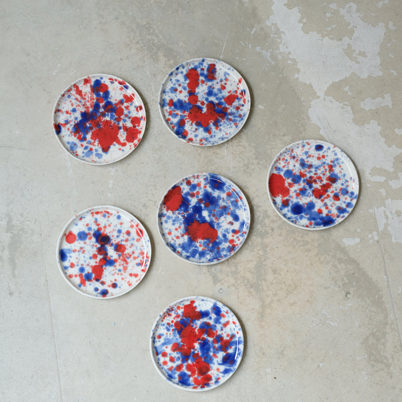 Assiette en porcelaine D11,5cm bleu et rouge d'Anna Jones chez Brutal Ceramics