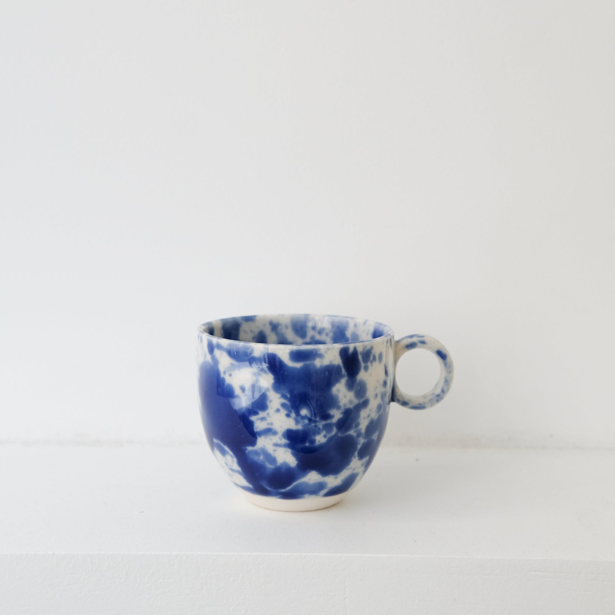 Tasse en porcelaine 110ml- bleu d'Anna Jones chez Brutal Ceramics