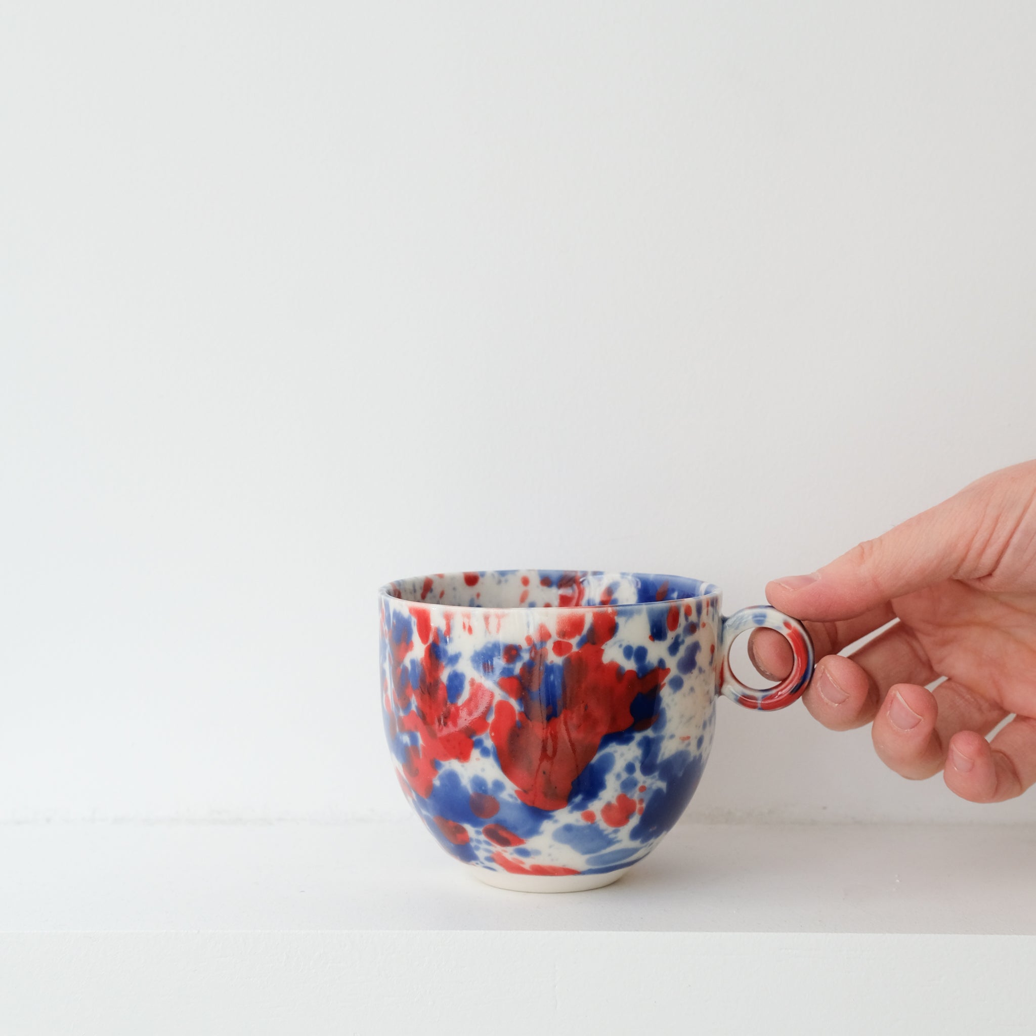 Tasse en porcelaine 350ml- bleu et rouge chez Brutal Ceramics