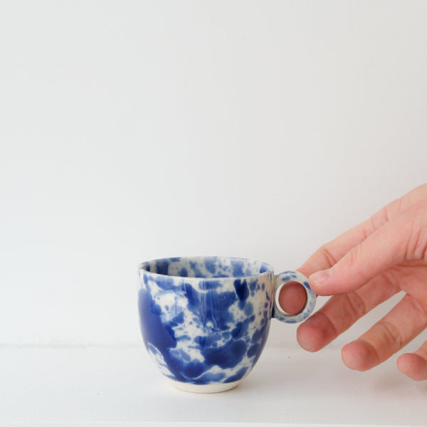 Tasse en porcelaine 110ml- bleu d'Anna Jones chez Brutal Ceramics