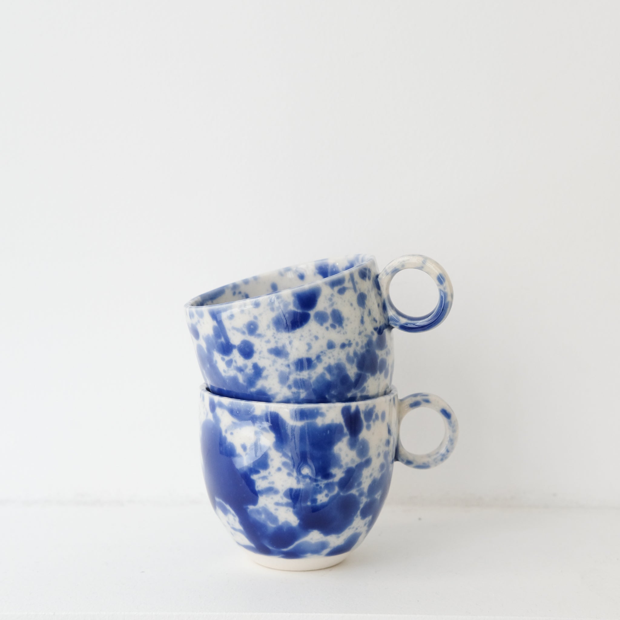 Tasse en porcelaine 110ml- bleu d'Anna Jones chez Brutal Ceramics