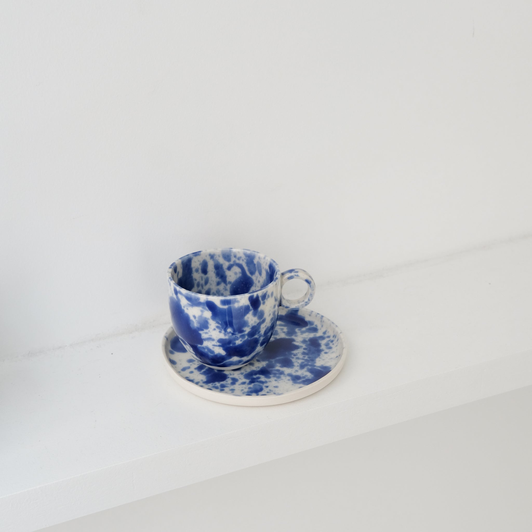 Tasse en porcelaine 110ml- bleu d'Anna Jones chez Brutal Ceramics