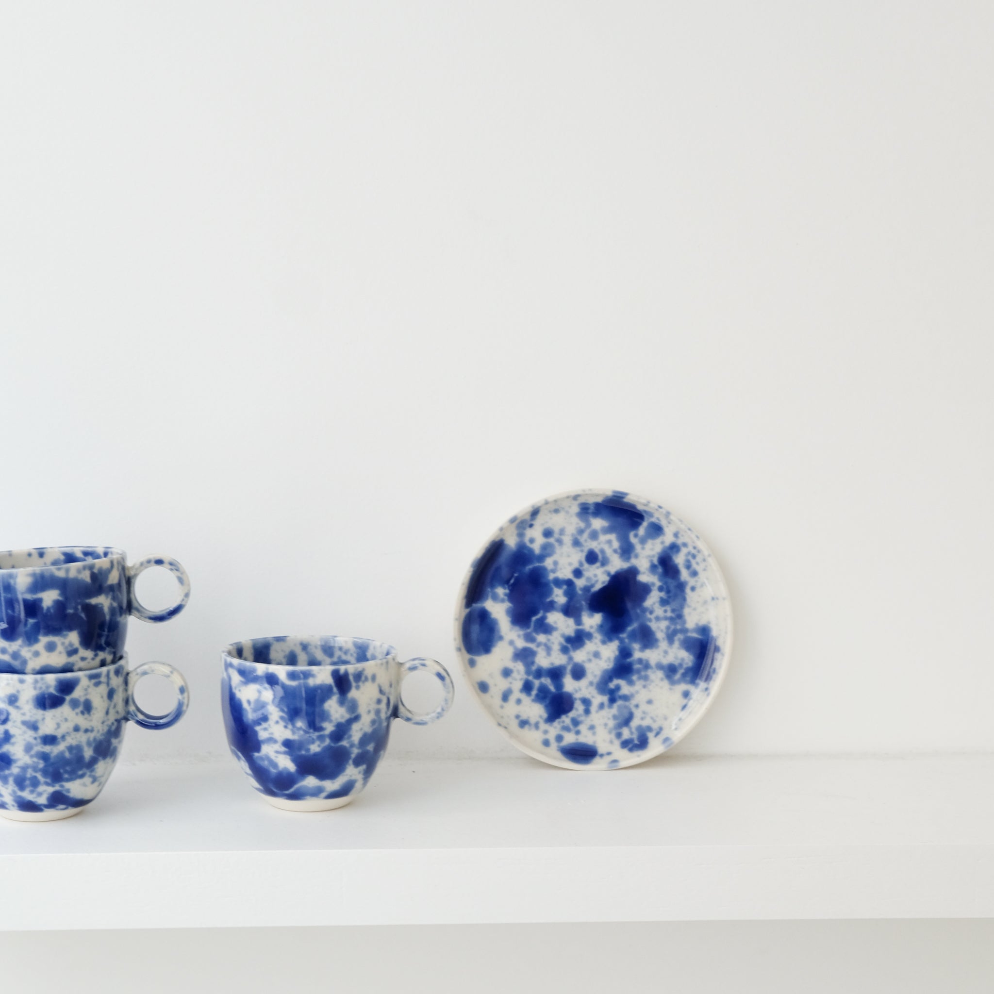 Tasse en porcelaine 110ml- bleu d'Anna Jones chez Brutal Ceramics