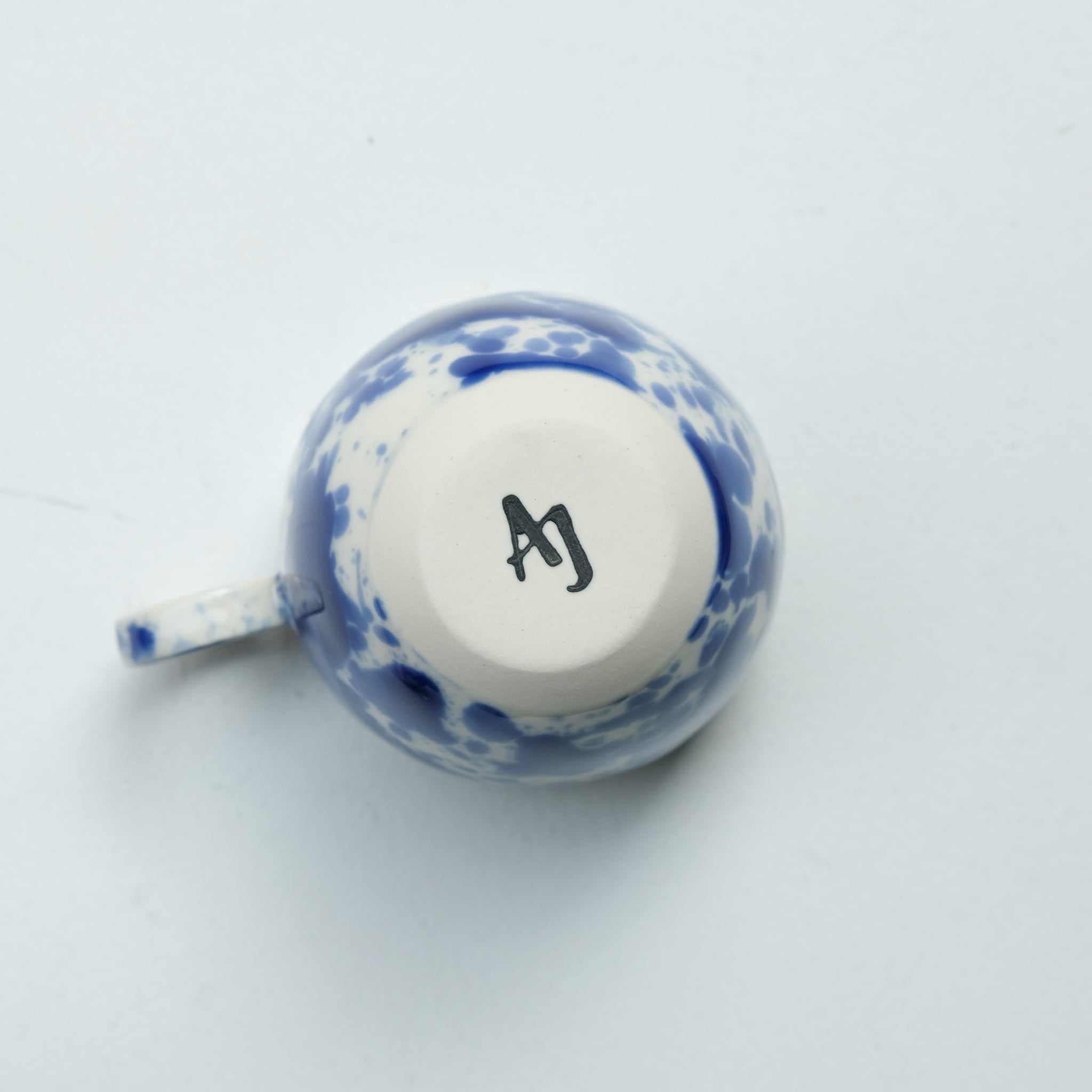 Tasse en porcelaine 110ml- bleu d'Anna Jones chez Brutal Ceramics
