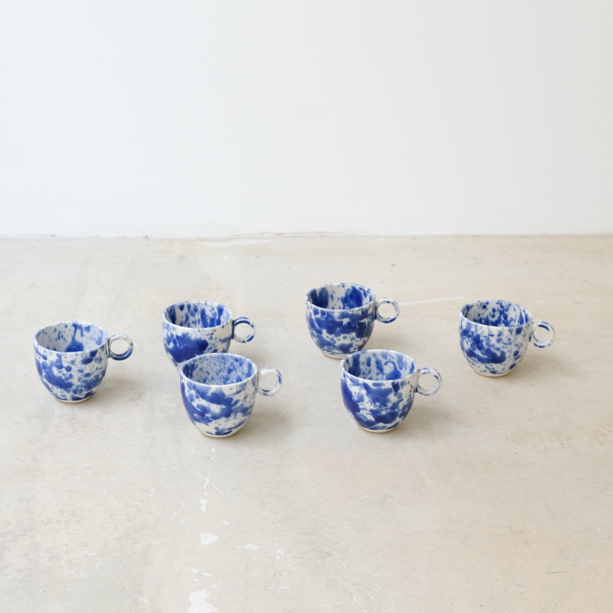 Tasse en porcelaine 110ml- bleu d'Anna Jones chez Brutal Ceramics