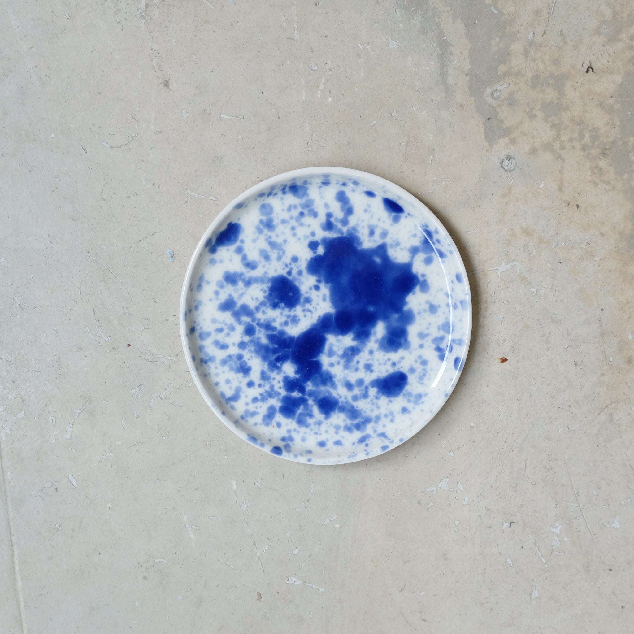 Assiette en porcelaine D11,5cm bleu d'Anna Jones chez Brutal Ceramics