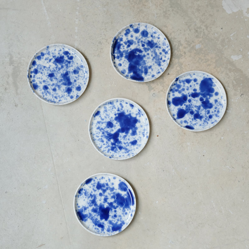 Assiette en porcelaine D11,5cm bleu d'Anna Jones chez Brutal Ceramics