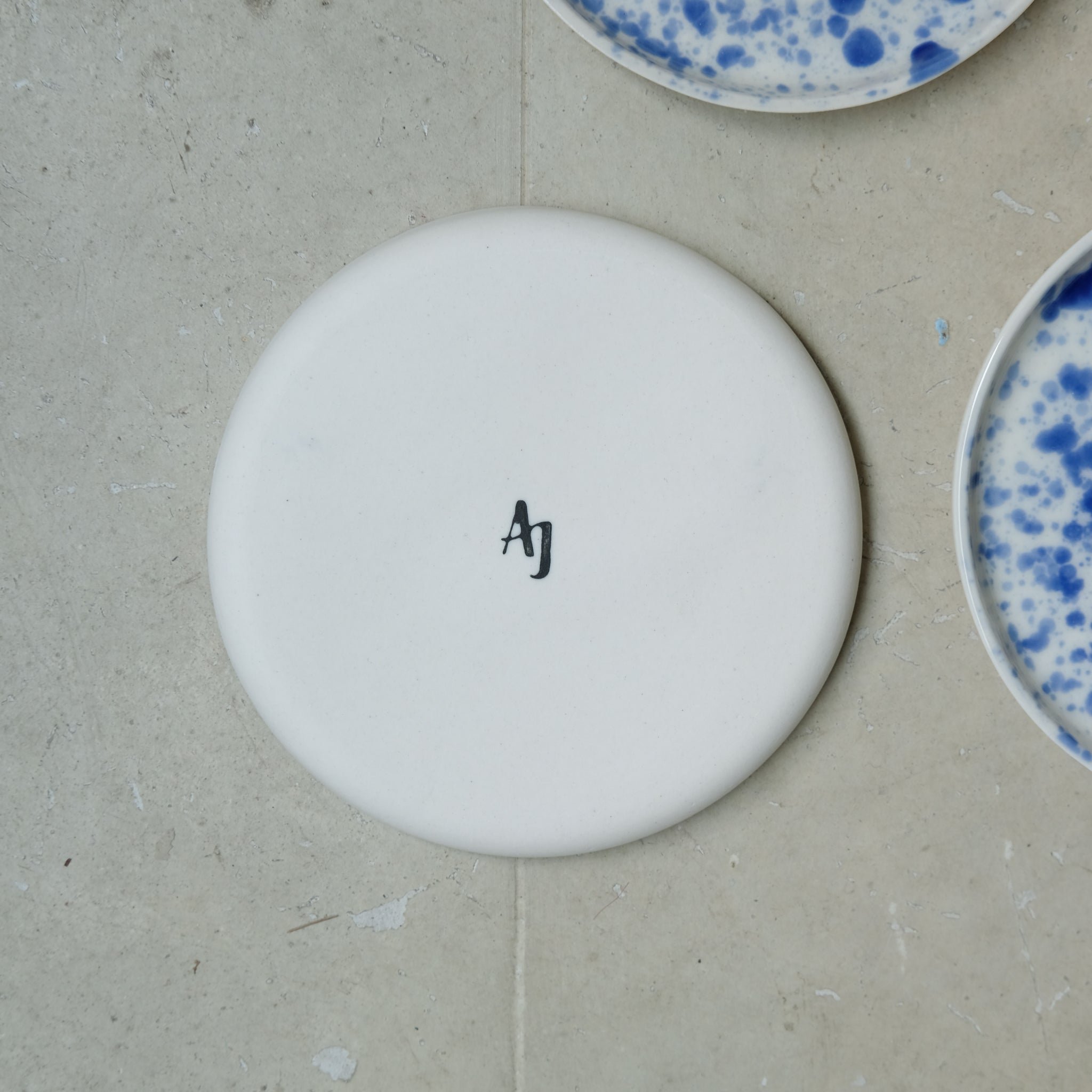 Assiette en porcelaine D11,5cm bleu d'Anna Jones chez Brutal Ceramics