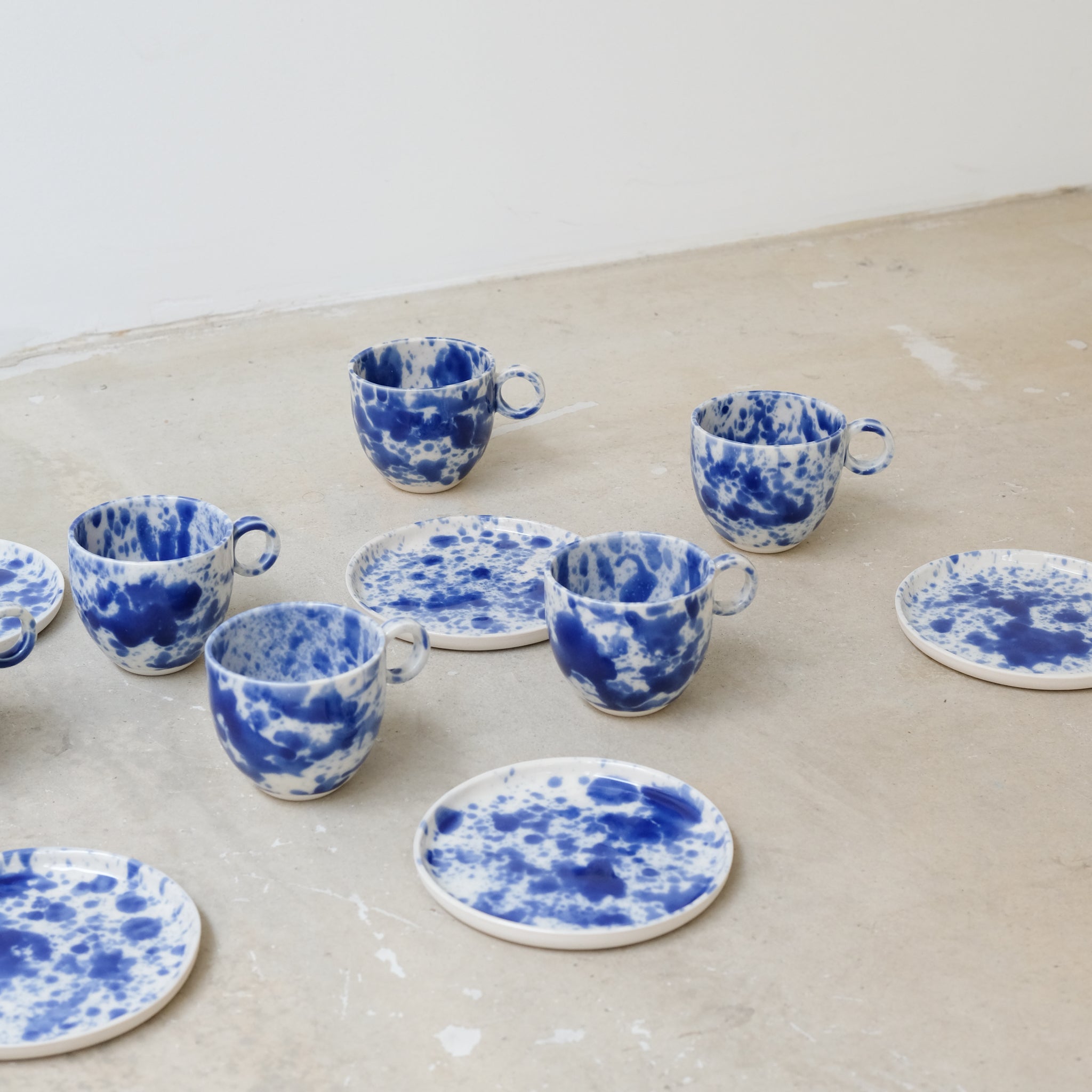 Assiette en porcelaine D11,5cm bleu d'Anna Jones chez Brutal Ceramics