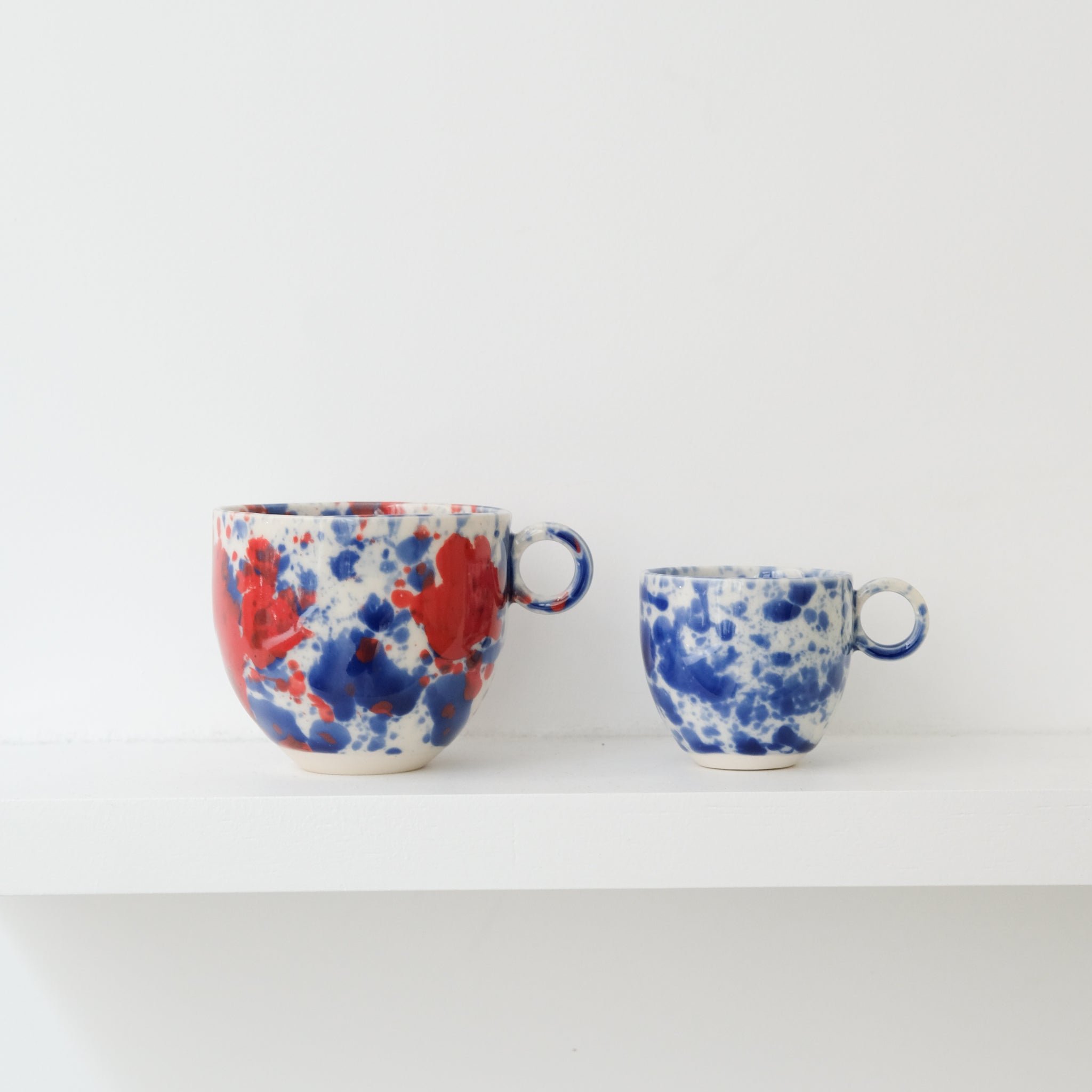 Tasse en porcelaine 110ml- bleu d'Anna Jones chez Brutal Ceramics