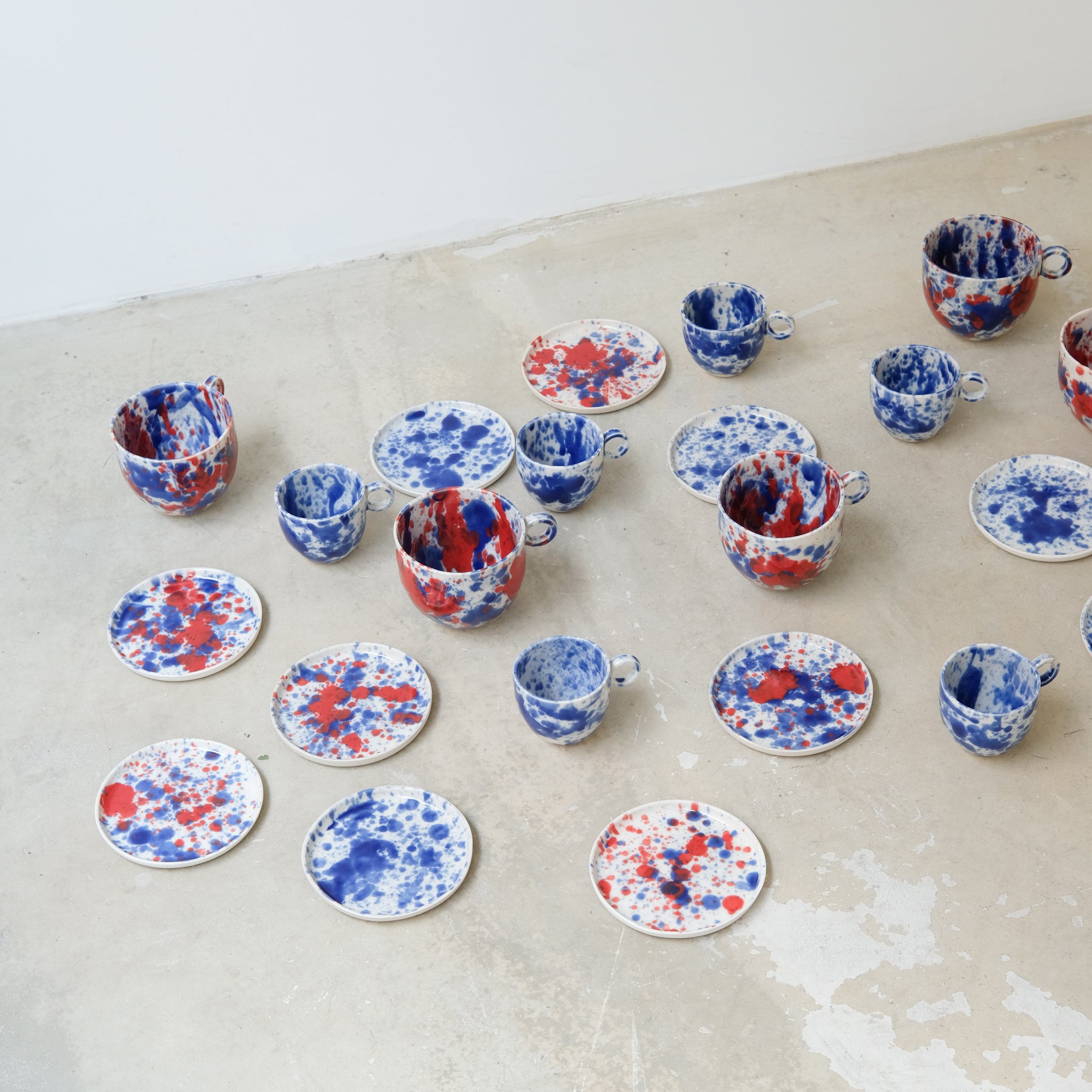 Tasse en porcelaine 110ml- bleu d'Anna Jones chez Brutal Ceramics