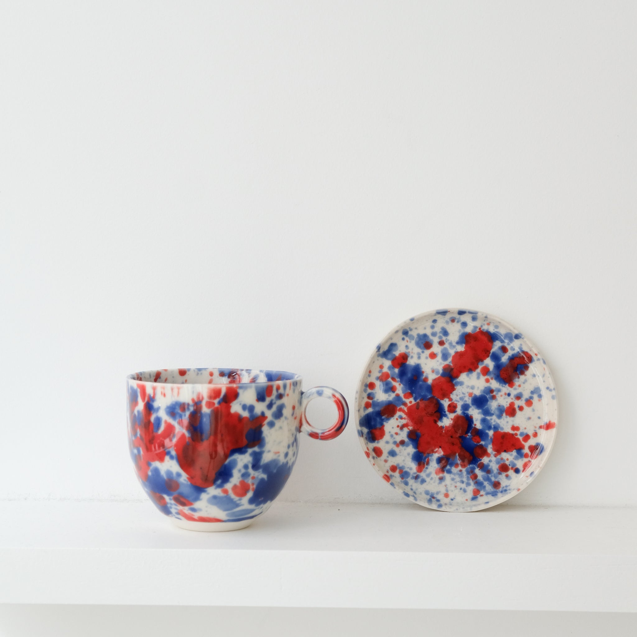 Tasse en porcelaine 350ml- bleu et rouge chez Brutal Ceramics