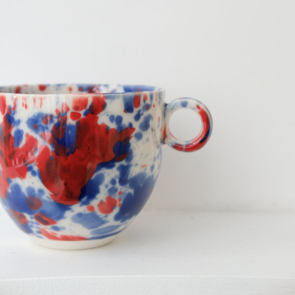 Tasse en porcelaine 350ml- bleu et rouge chez Brutal Ceramics