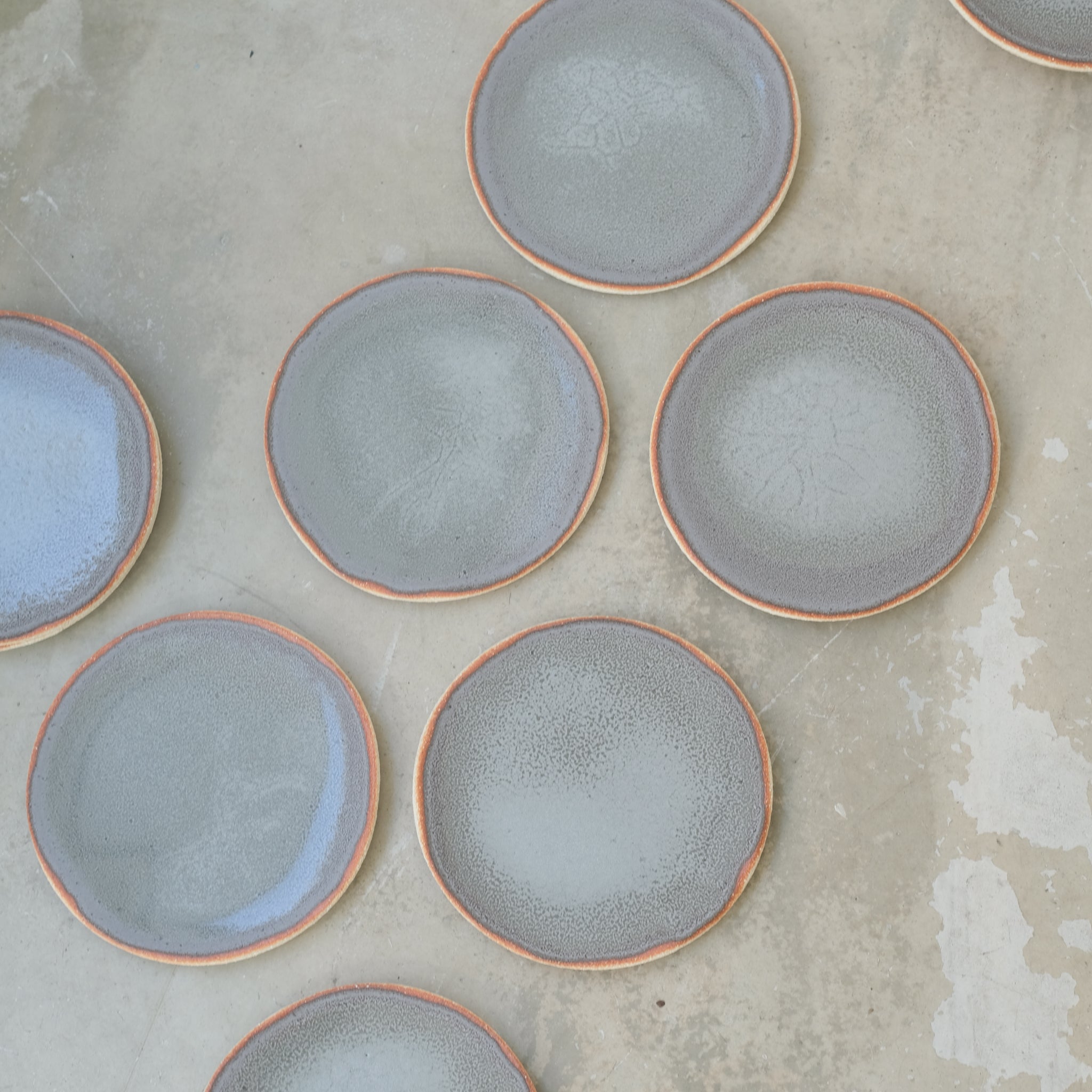 Assiette en grès D 19cm - gris blanc d'Asterisque chez Brutal Ceramics