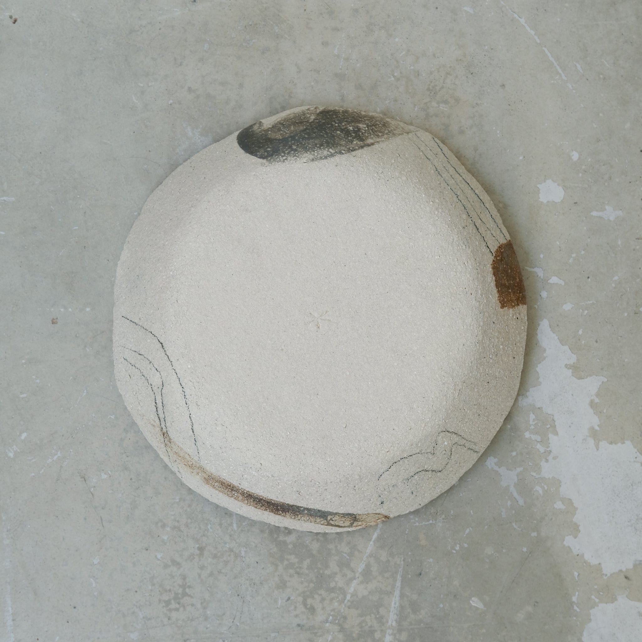 Assiette creuse en grès "Hun 01" D 22cm d'Asterisque chez Brutal Ceramics