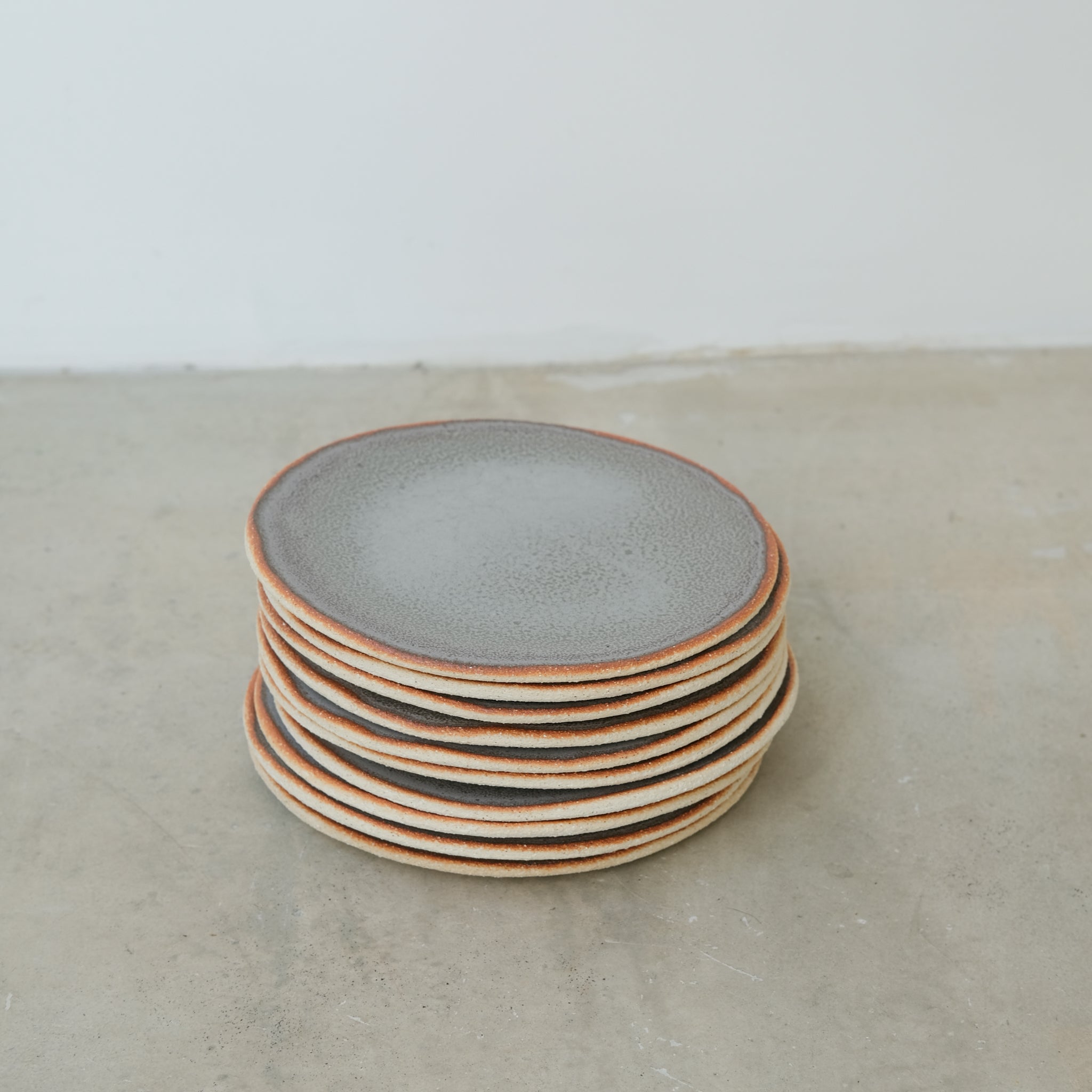 Assiette en grès D 19cm - gris blanc d'Asterisque chez Brutal Ceramics