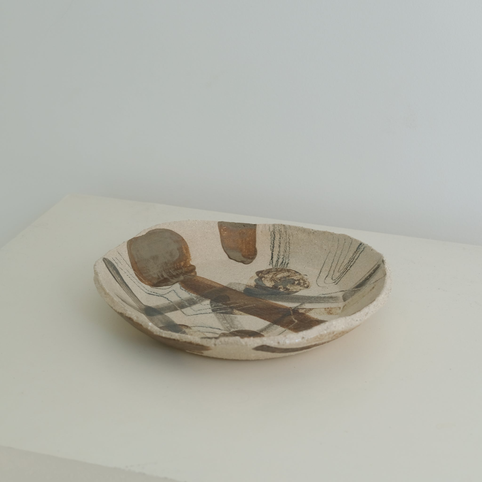 Assiette creuse en grès "Hun 02" D 22cm d'Asterisque chez Brutal Ceramics