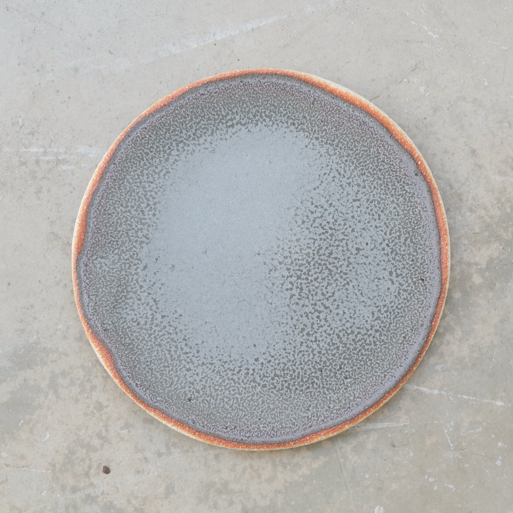 Assiette en grès D 19cm - gris blanc d'Asterisque chez Brutal Ceramics