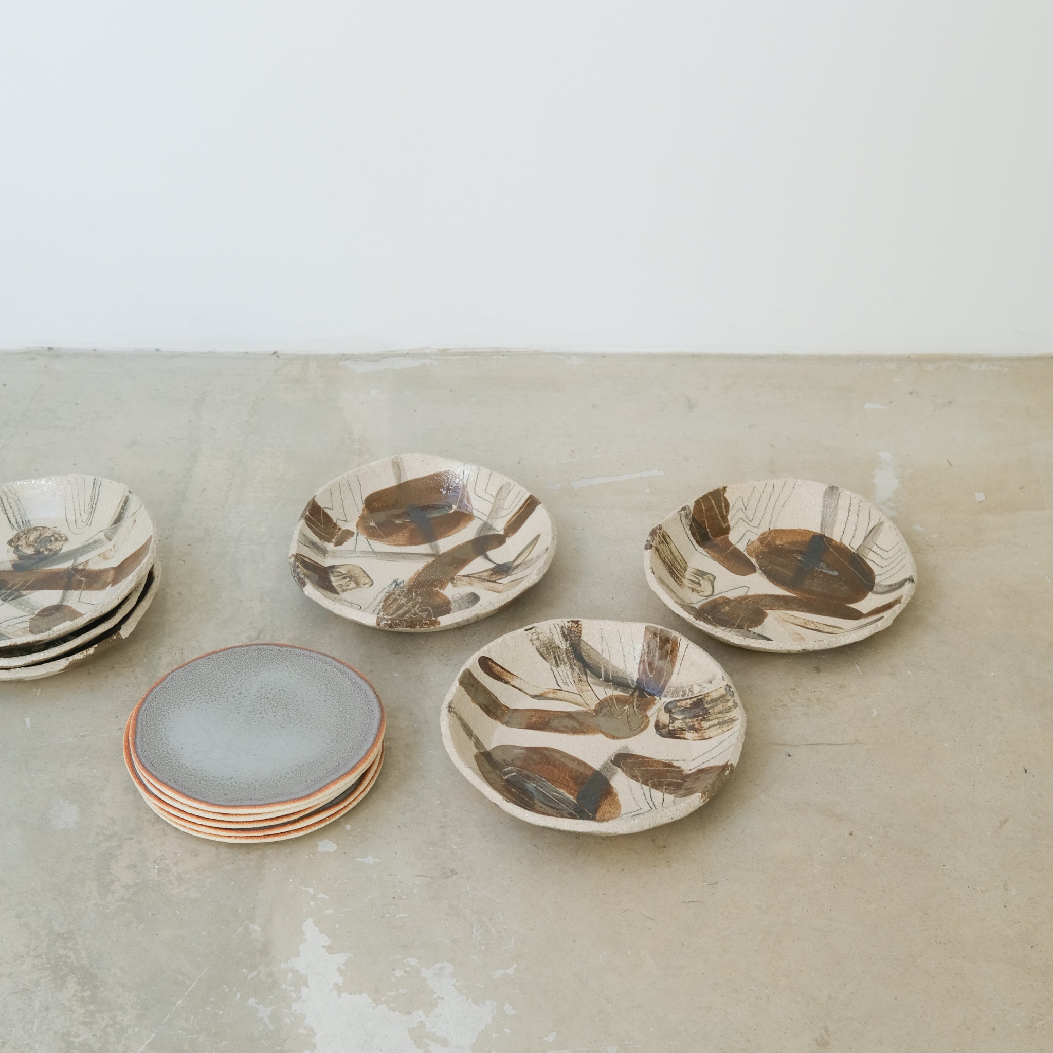 Assiette creuse en grès "Hun 01" D 22cm d'Asterisque chez Brutal Ceramics