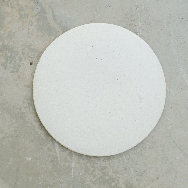 Assiette en grès D 19cm - gris blanc d'Asterisque chez Brutal Ceramics