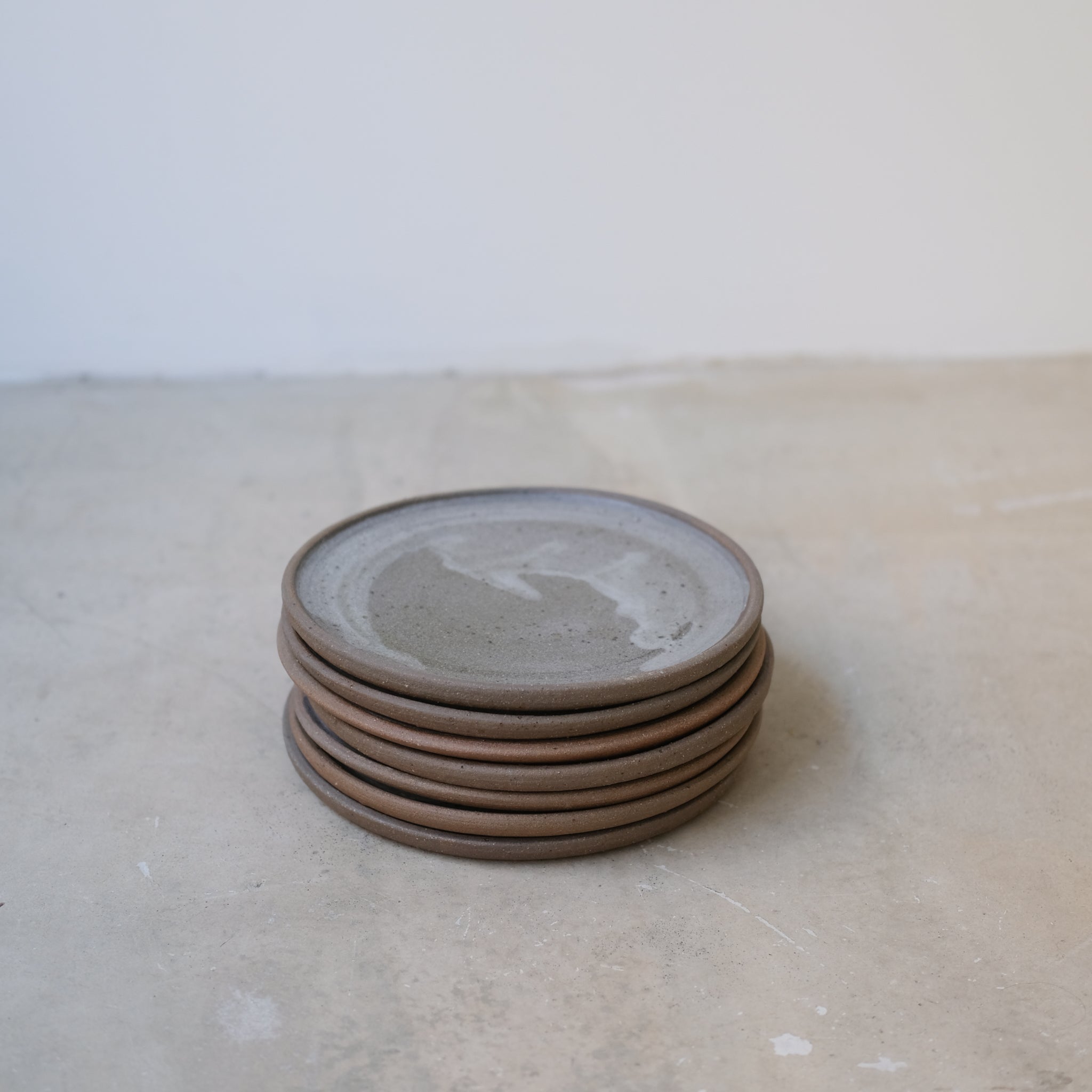 Assiette "rivière"  D20cm - Gris bleu mat d'Atelier Mage chez Brutal Ceramics