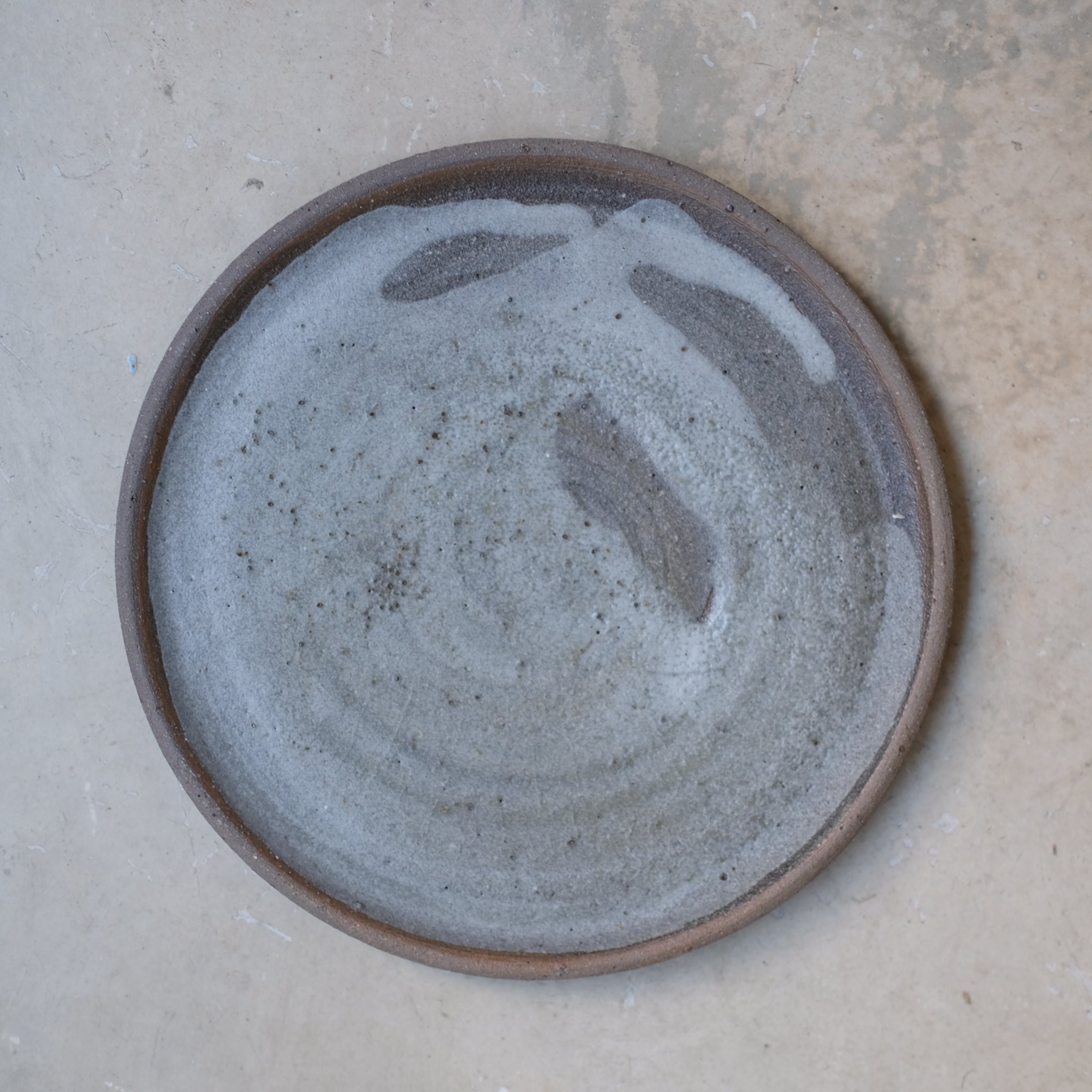 Assiette "rivière"  D20cm - Gris bleu mat d'Atelier Mage chez Brutal Ceramics