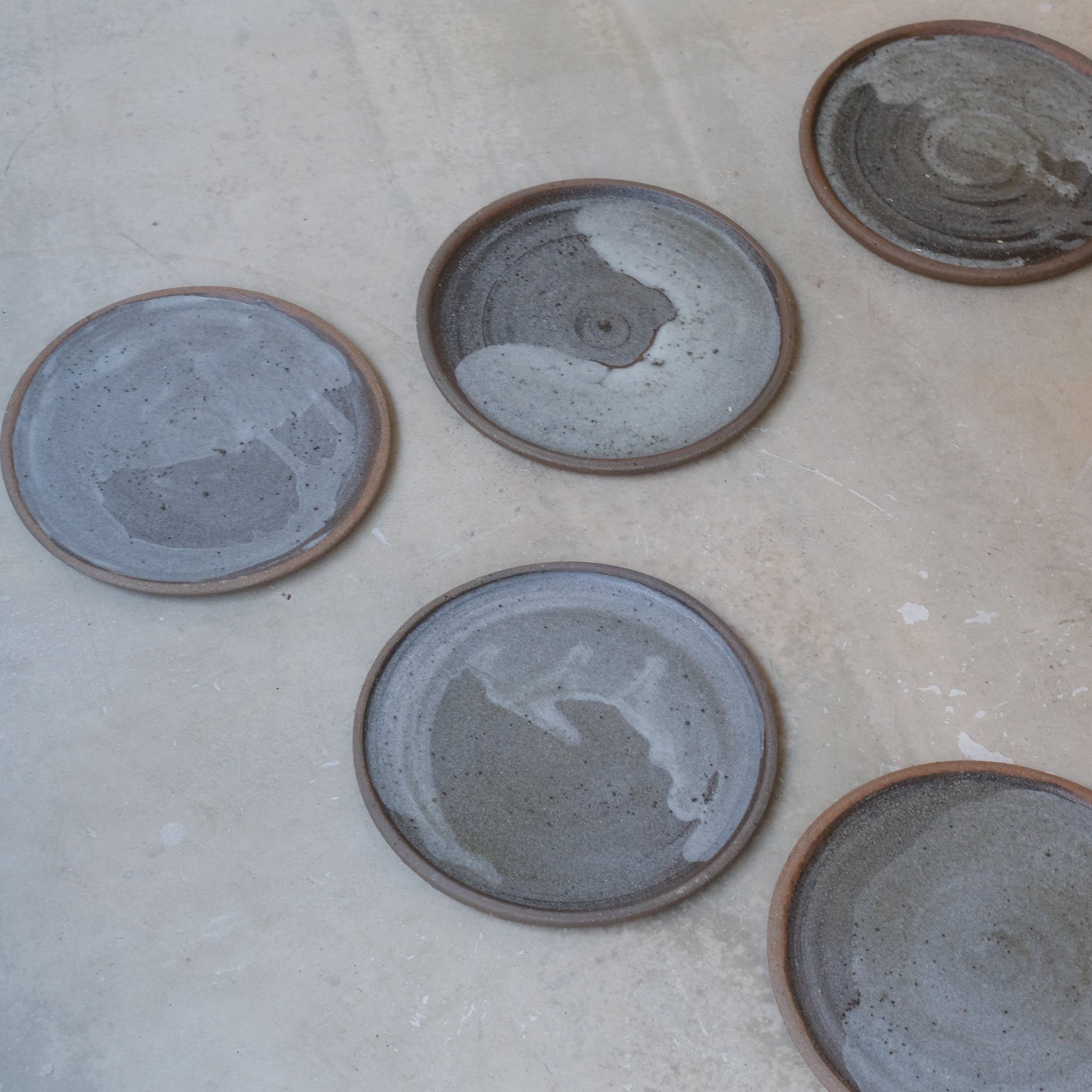 Assiette "rivière"  D20cm - Gris bleu mat d'Atelier Mage chez Brutal Ceramics