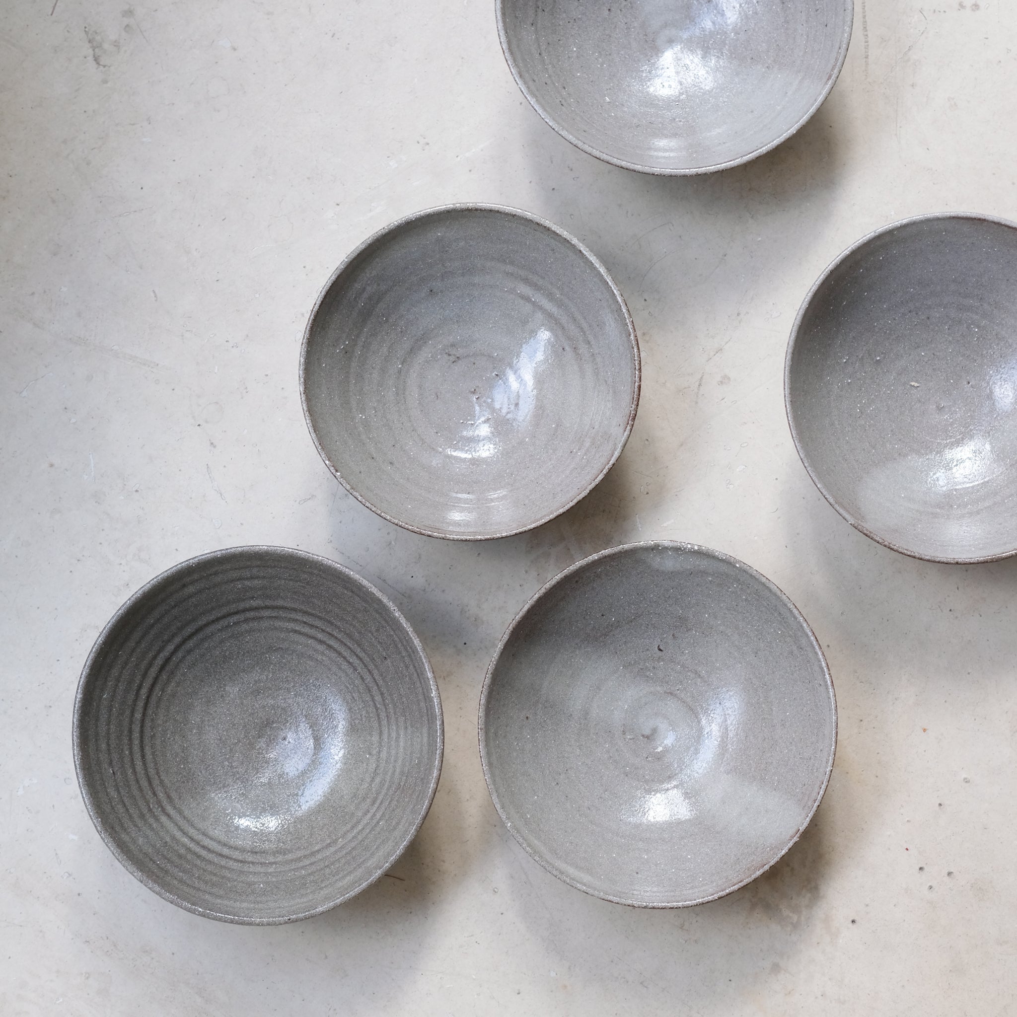 Bol en grès  D18cm - Gris brillant d'Atelier Mage chez Brutal Ceramics