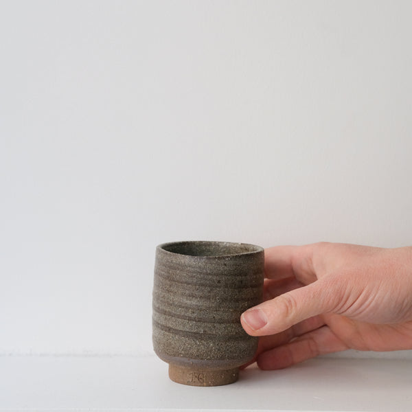 Tasse en grès 130ml - Gris mat d'Atelier Mage chez Brutal Ceramics