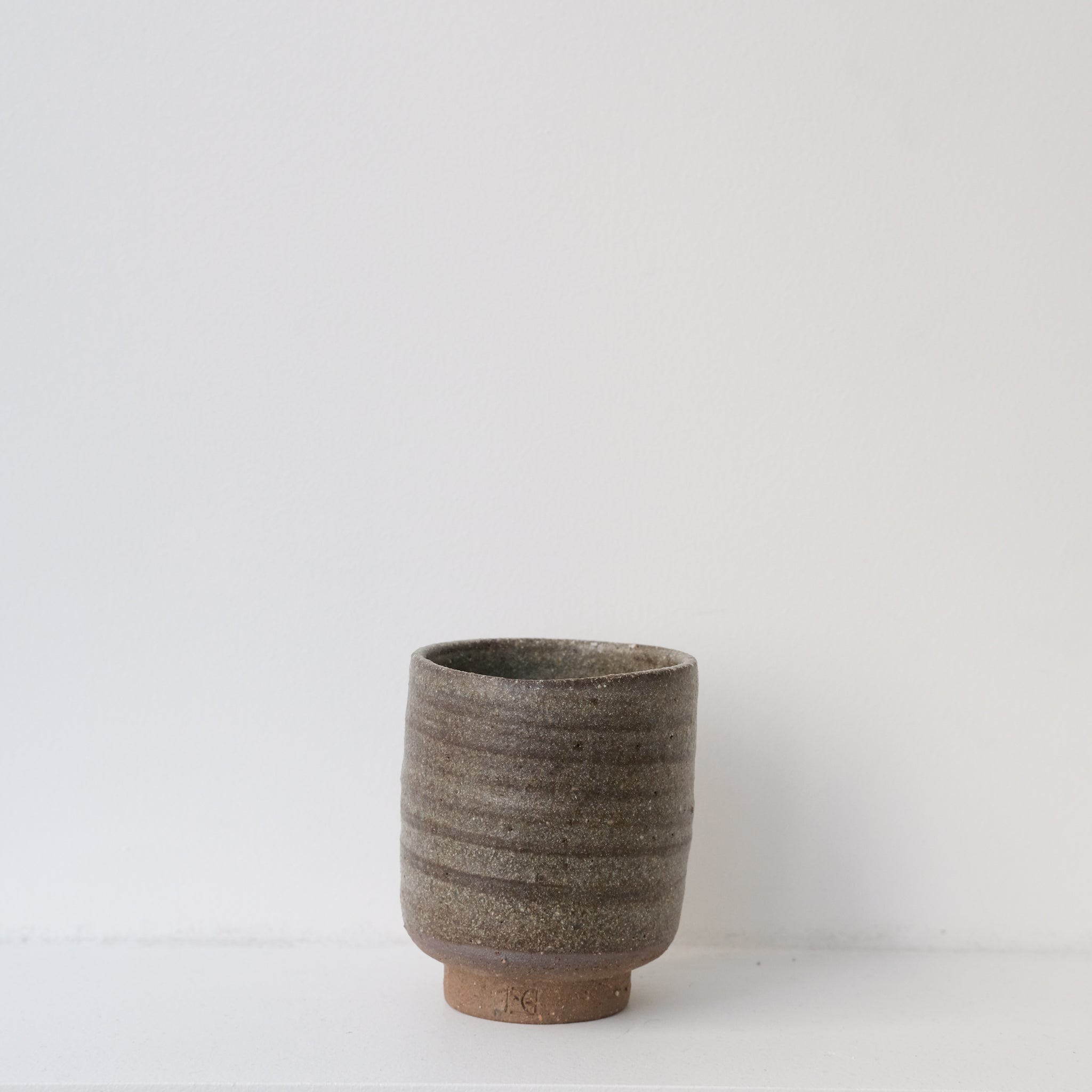 Tasse en grès 130ml - Gris mat d'Atelier Mage chez Brutal Ceramics