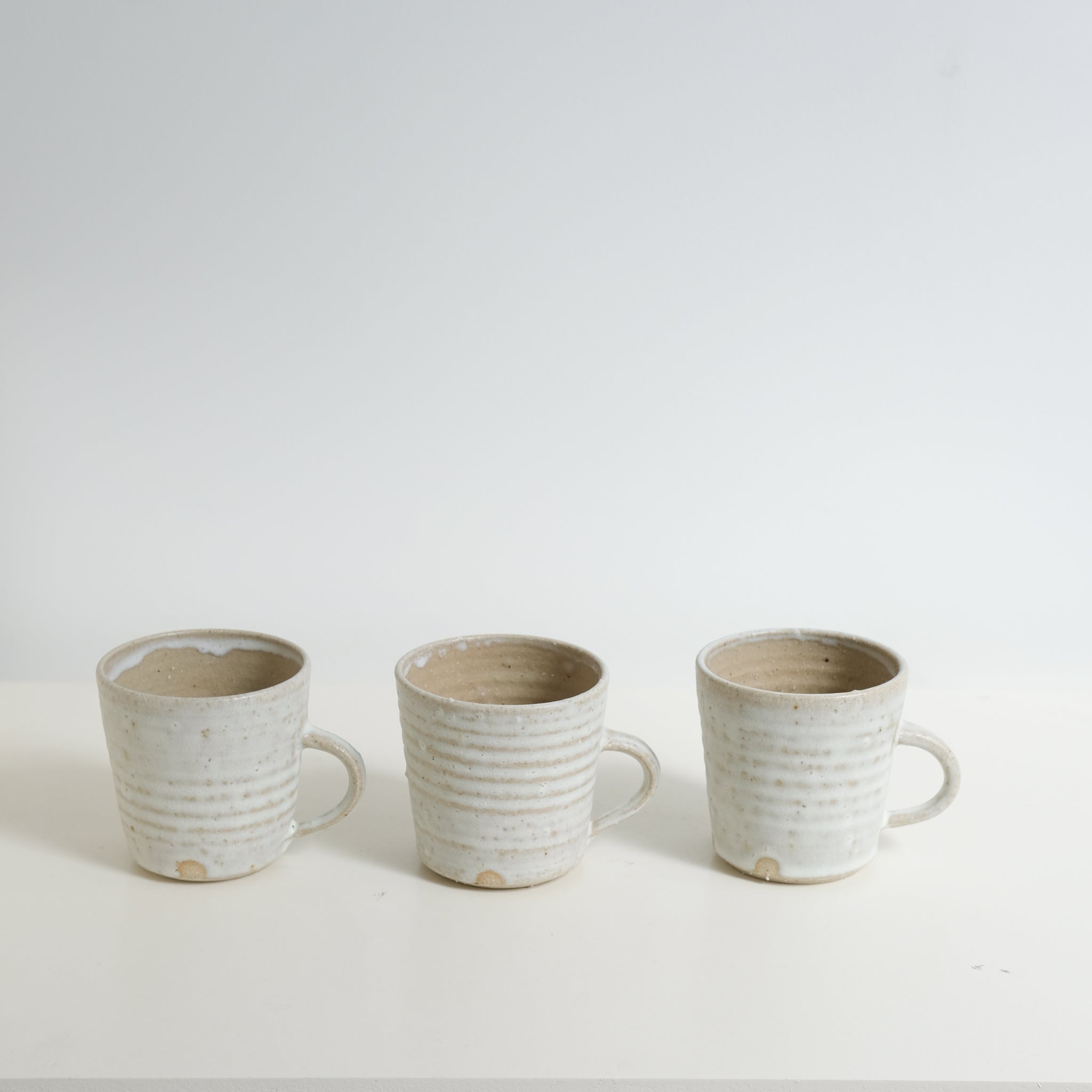Mug en grès de Charline Robache chez Brutal Ceramics
