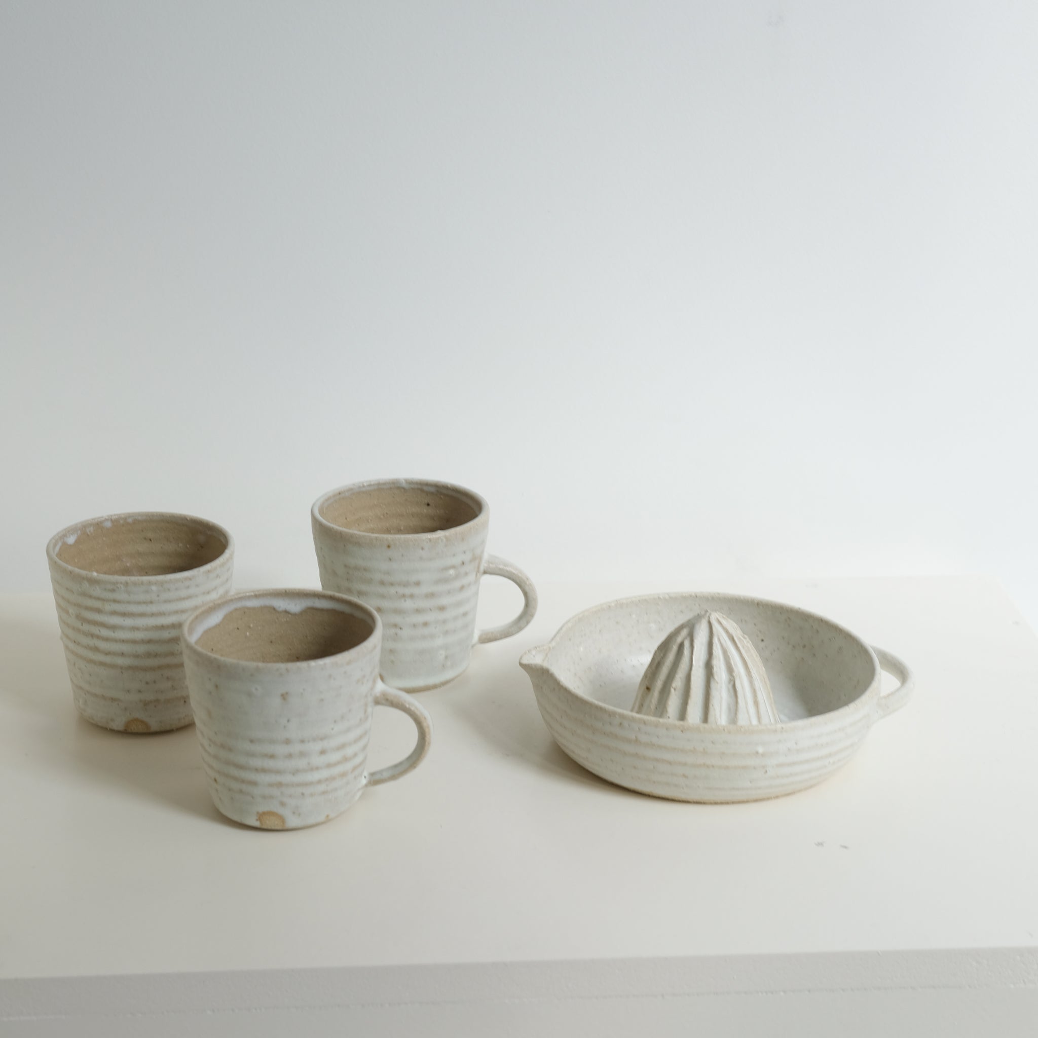 Mug en grès de Charline Robache chez Brutal Ceramics