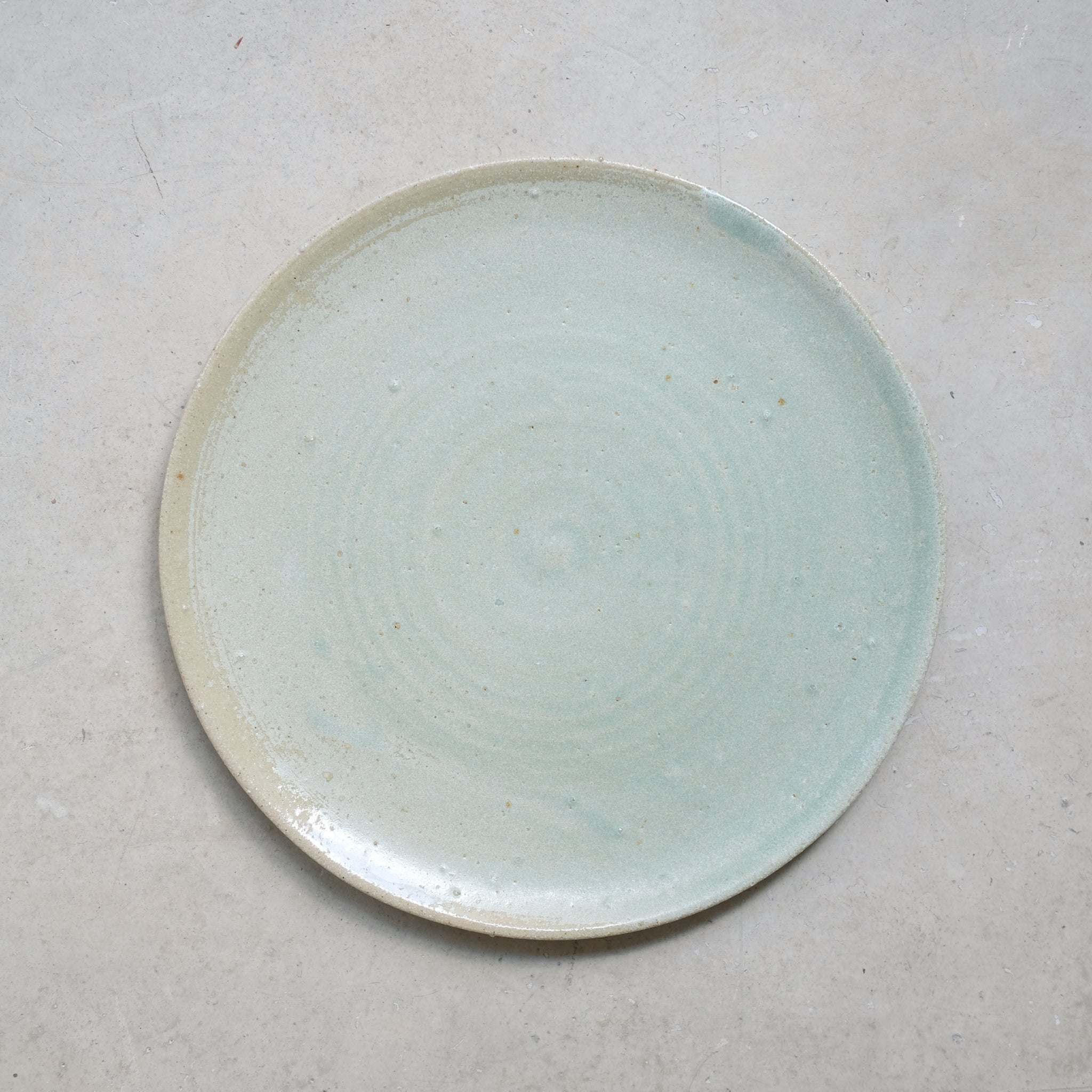 Assiette en grès D24,5cm - vert d'eau de Charline Robache chez Brutal Ceramics