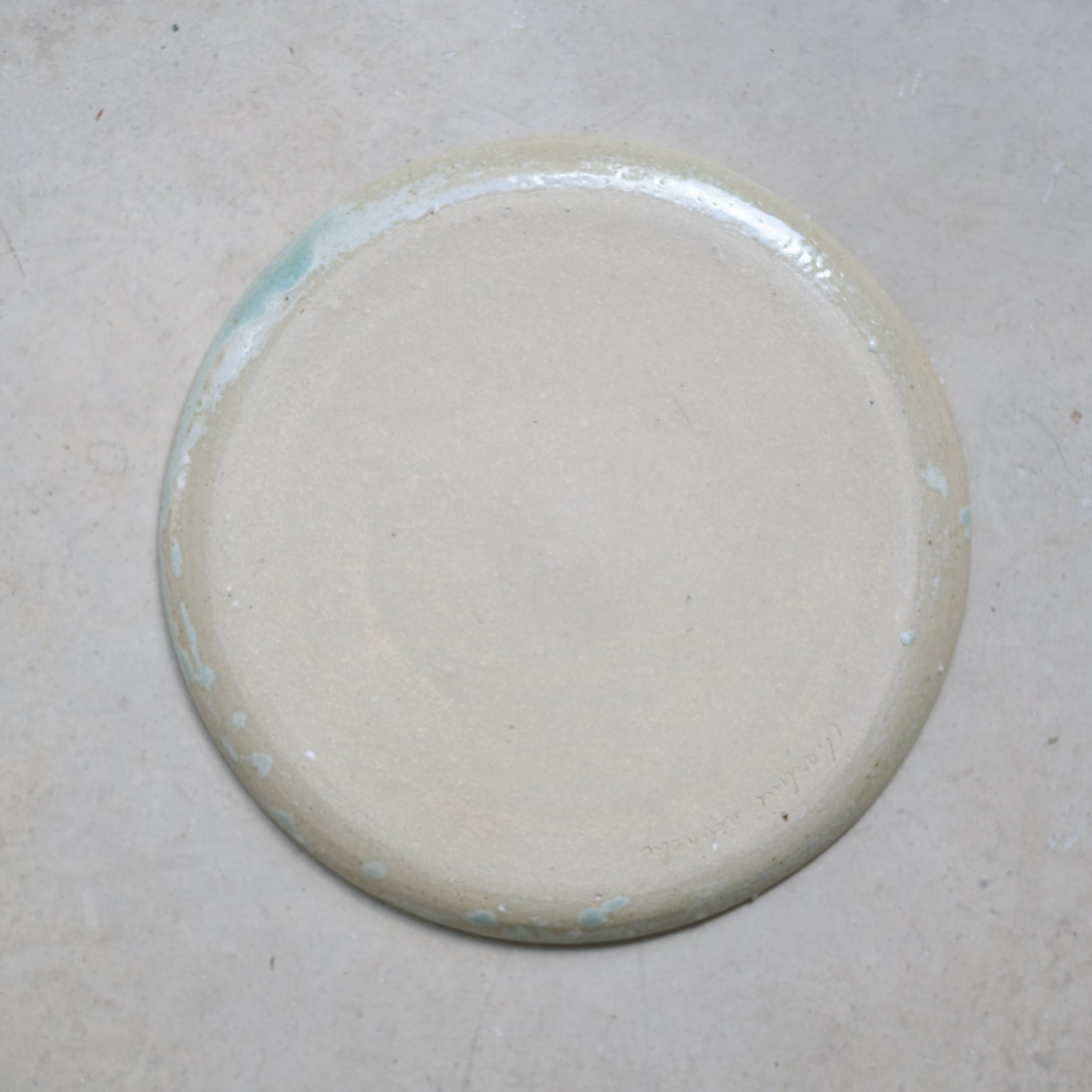 Assiette en grès D24,5cm - vert d'eau de Charline Robache chez Brutal Ceramics