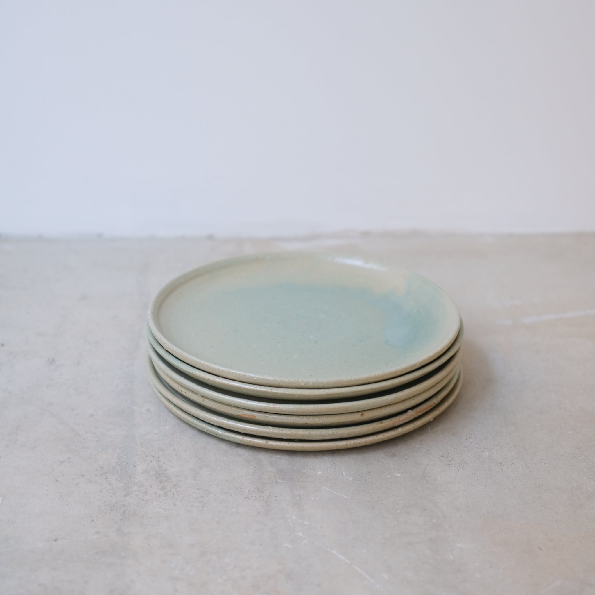 Assiette en grès D24,5cm - vert d'eau de Charline Robache chez Brutal Ceramics