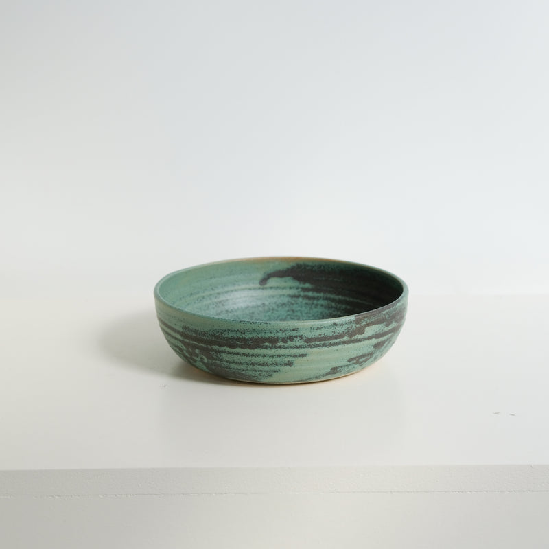 Assiette creuse en grès D19,5cm - vert de Charline Robache chez Brutal Ceramics